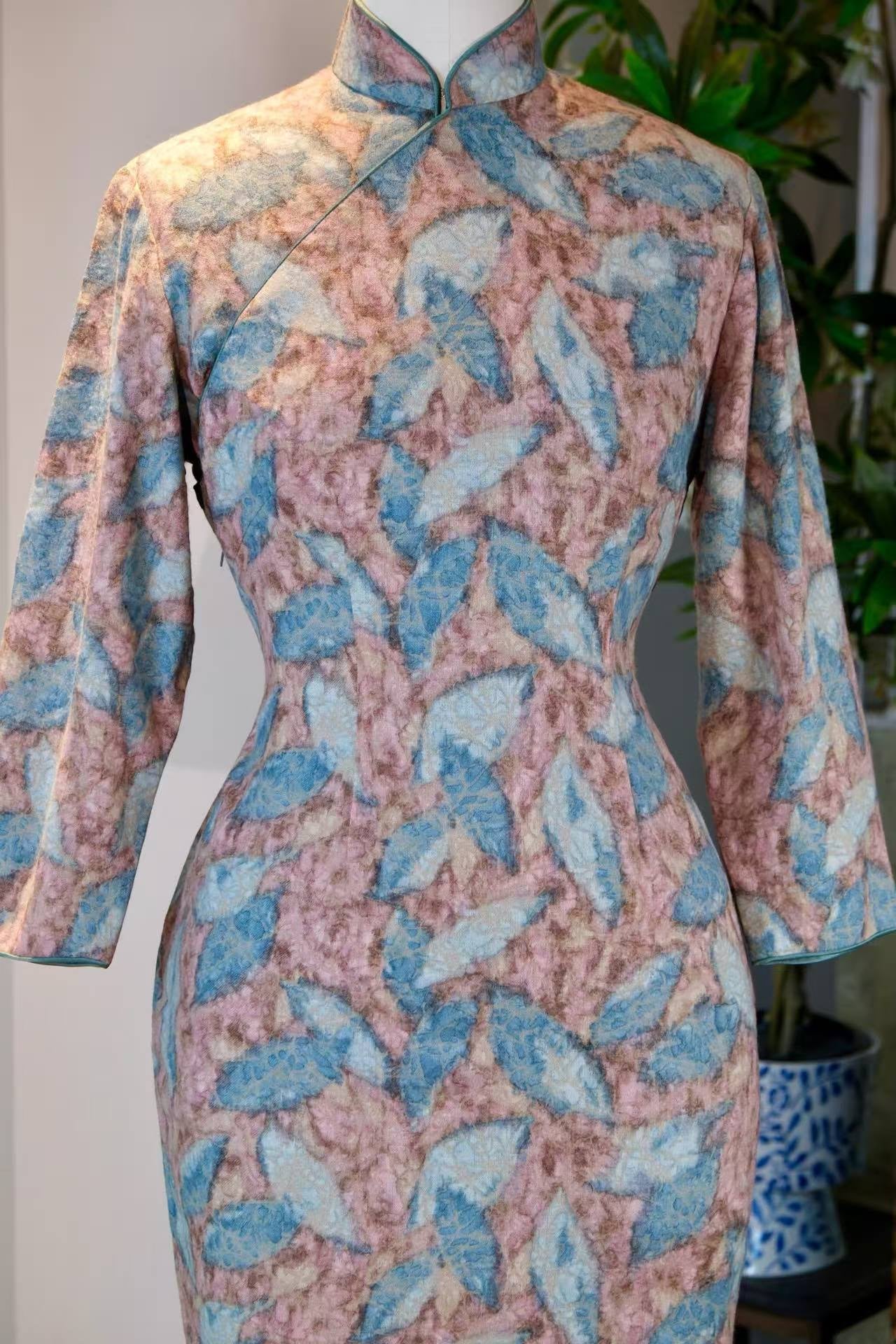 60年代 - 几何逸笔·六十年代香港精纺羊毛抽象叶片线香绲古董旗袍 | 1960s - Geometric Freehand: A 1960s Hong Kong Vintage Cheongsam in Fine Wool with Abstract Leaf Motif and Incense Stick Piping