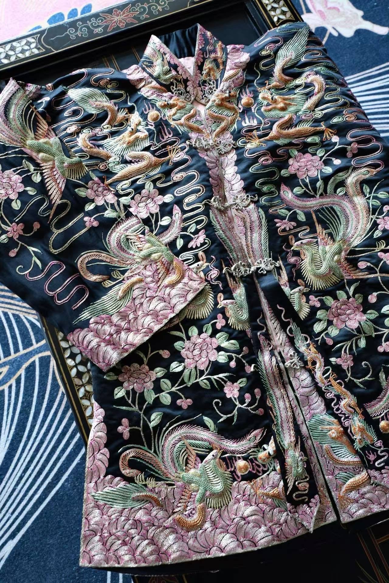 40年代 - 云龙飞凤纹黑缎盘金绣上褂：一袭锦绣，半世风华 | 1940s - Black Satin Jacket with Gold-Couched Dragon and Phoenix: A Tapestry of Splendor, A Lifetime of Elegance