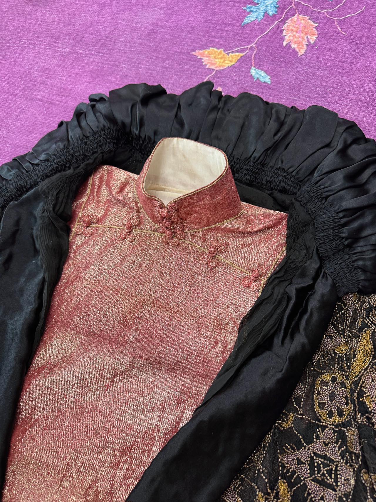30年代 - 金缕玉衣：民国廿年金属织金双襟旗袍与云肩 | 1930s - The Jade Shroud and Golden Threads: A 1931 Custom Rose-Gold Woven Metallic Intermix Double-Placket Qipao and Elaborate Cloud Shoulder Ensemble