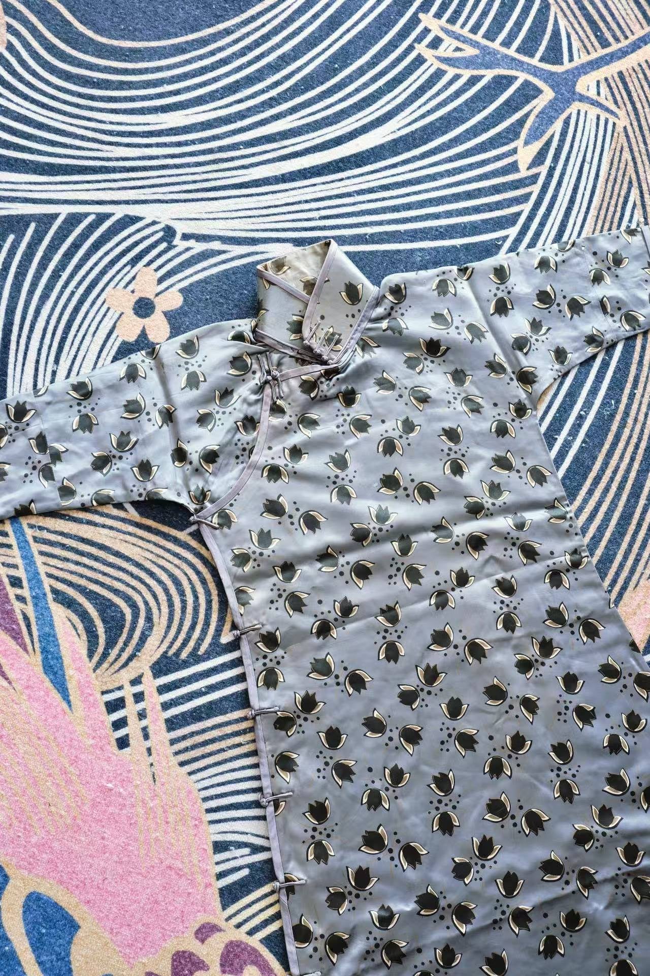 30年代 - 三十年代几何郁金香真丝曳地旗袍 | 1930s - 1930s Geometric Tulip Silk Floor-length Cheongsam: A Monolith of Art Deco and Oriental Poetics