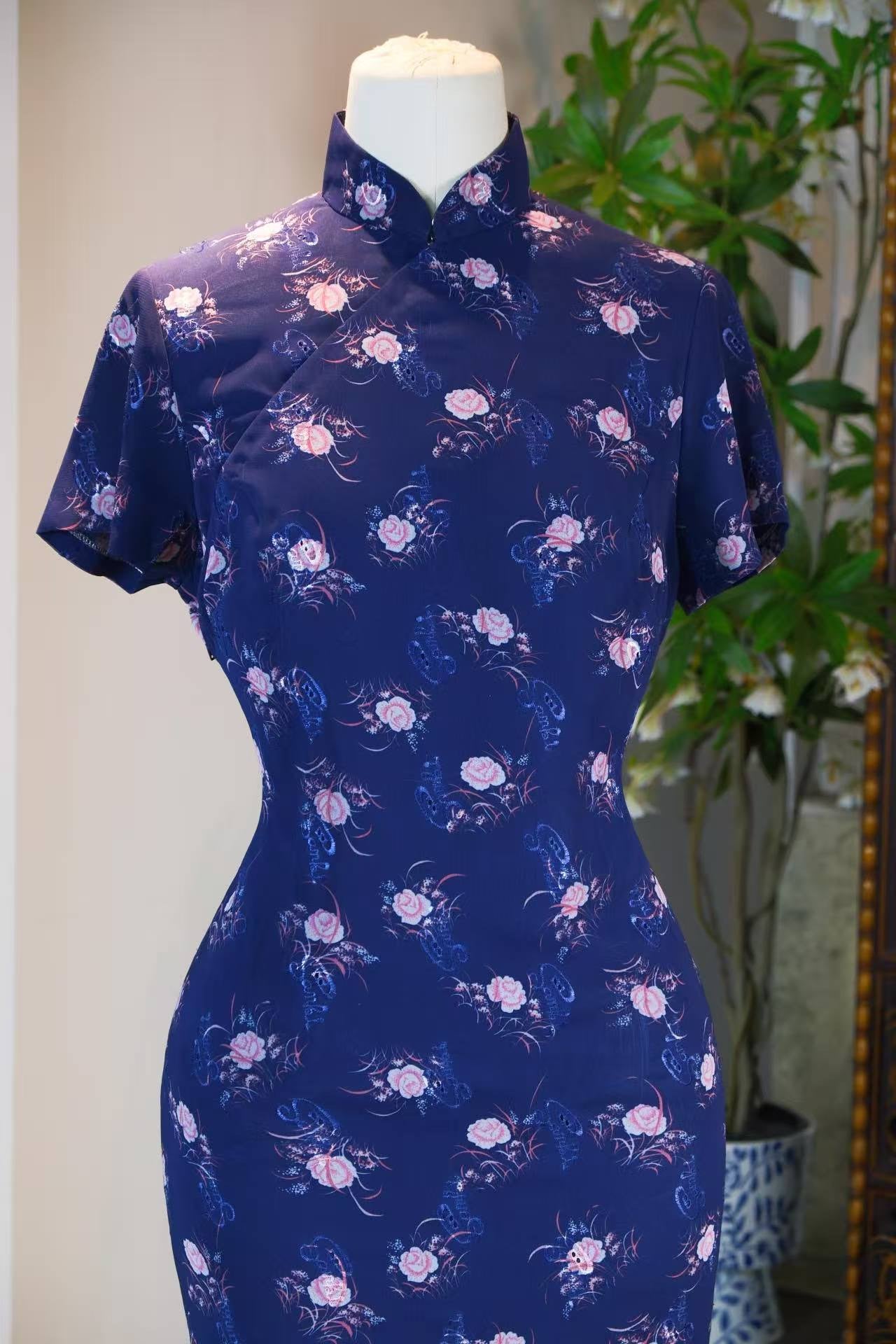 60年代 - 阴丹士林蓝喷绘印花机绣旗袍 | 1960s - Indanthrene Blue: A 1960s Taiwan Airbrushed and Machine-Embroidered Qipao
