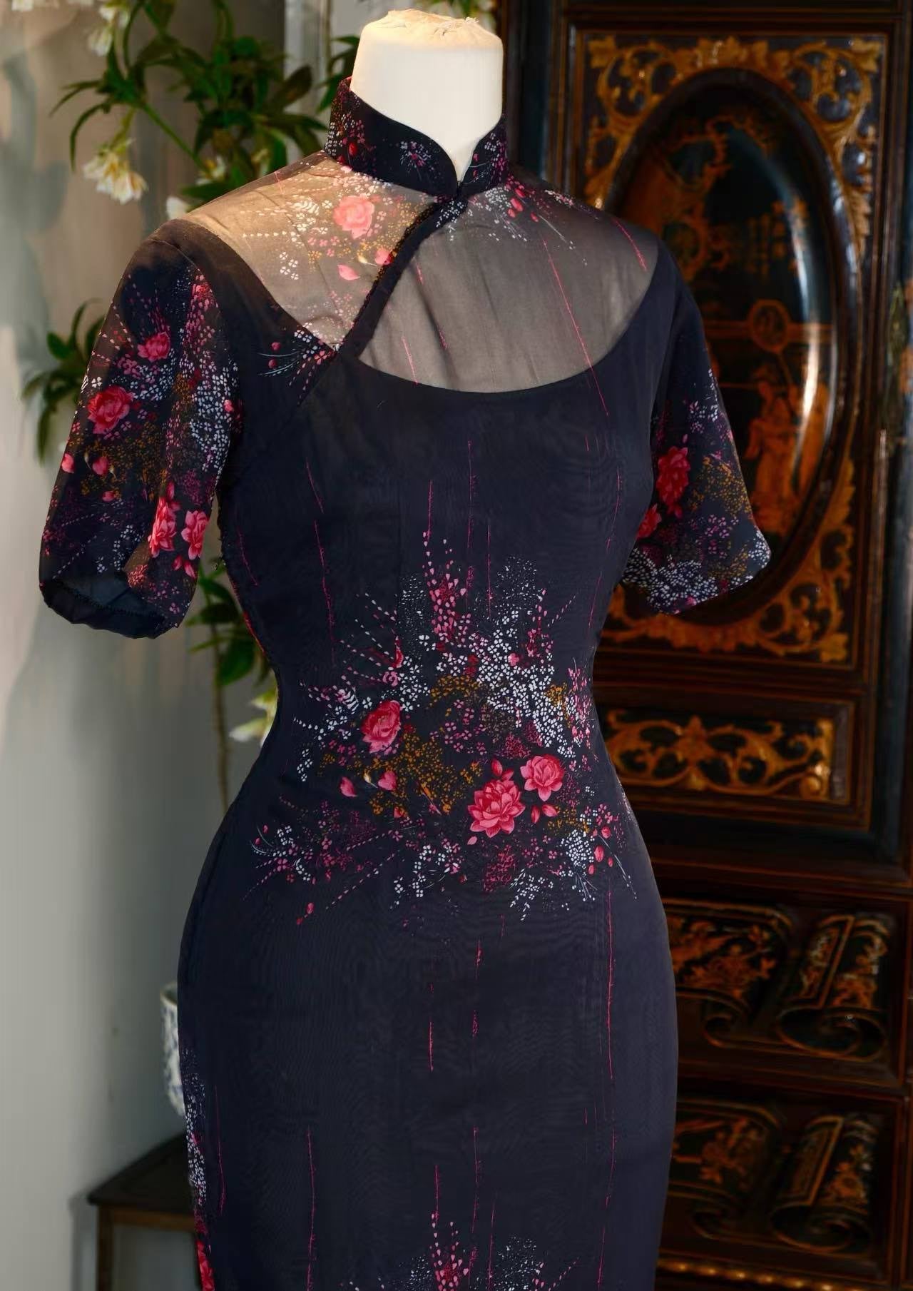 50年代 - 暗夜秘语·五十年代香港产黑底蔷薇印花薄纱镂空挖胸古董旗袍 | 1950s - Dark Night Whispers: A 1950s Hong Kong Vintage Black Tulle Cheongsam with Rose Print and Keyhole Cutout