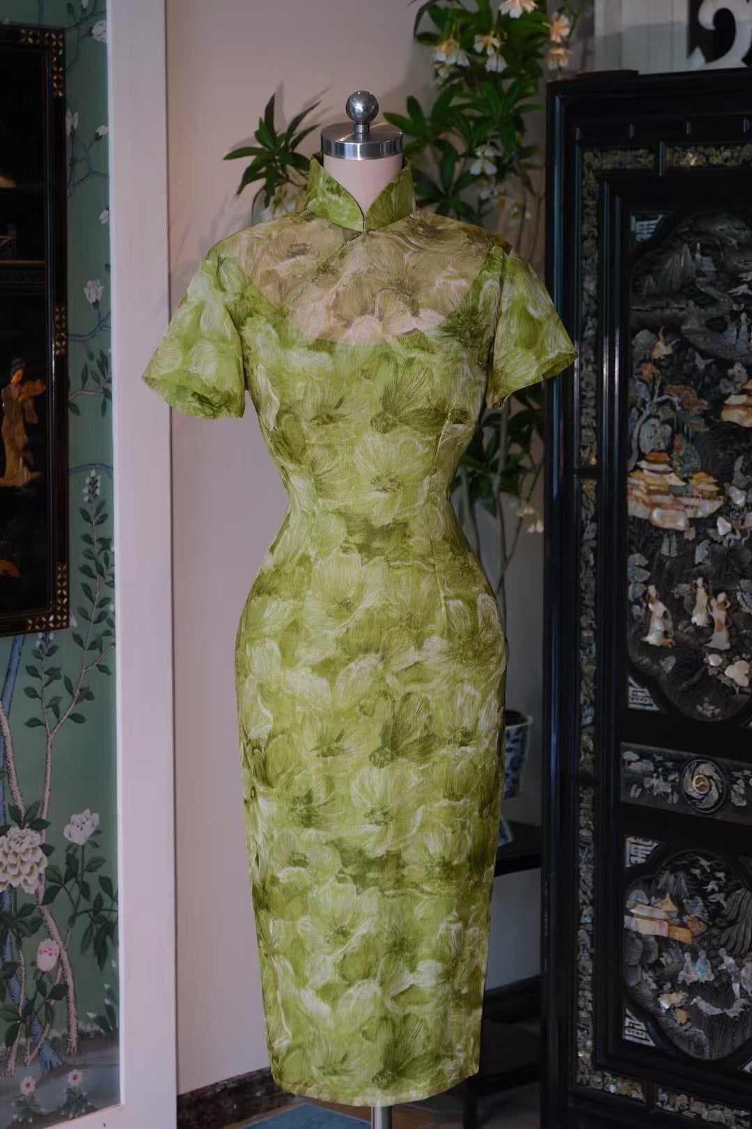 60年代 -【Vintage 1960s 桑蚕丝·梅子青油画】“生机勃勃的清隽” 短袖开胸古董旗袍 | 1960s - 【Vintage 1960s Mulberry Silk · Plum Green Oil Painting】"Vibrant Elegance" Short-Sleeve Open-Chest Antique Qipao