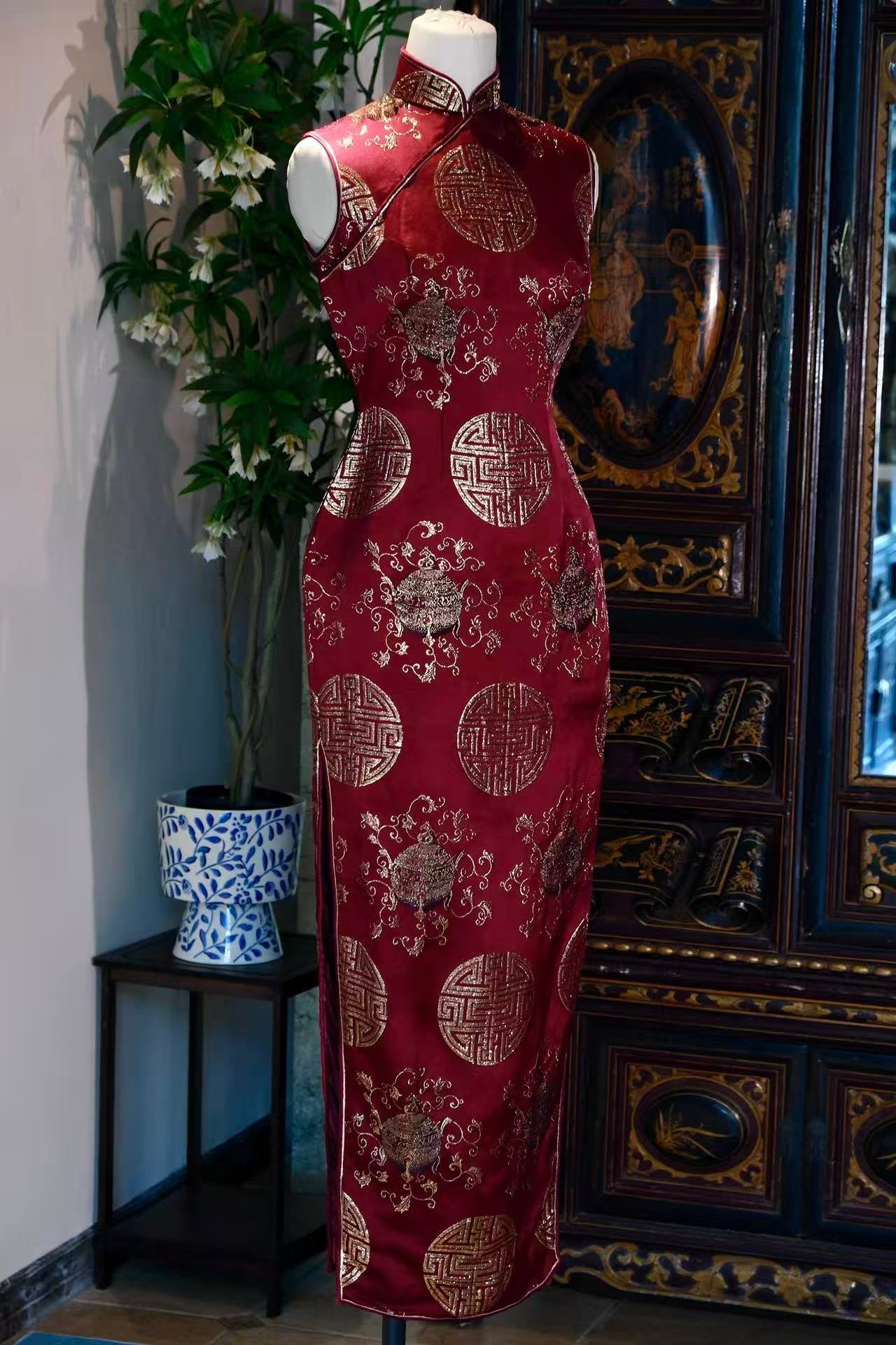 60年代 - 香江丝府·胭脂红织金团寿缠枝莲古董旗袍 |  1960s - The Silk Repository of Hong Kong: Vintage Rouge-Red Cheongsam with Gold-Woven Shou Medallions and Interlocking Lotus