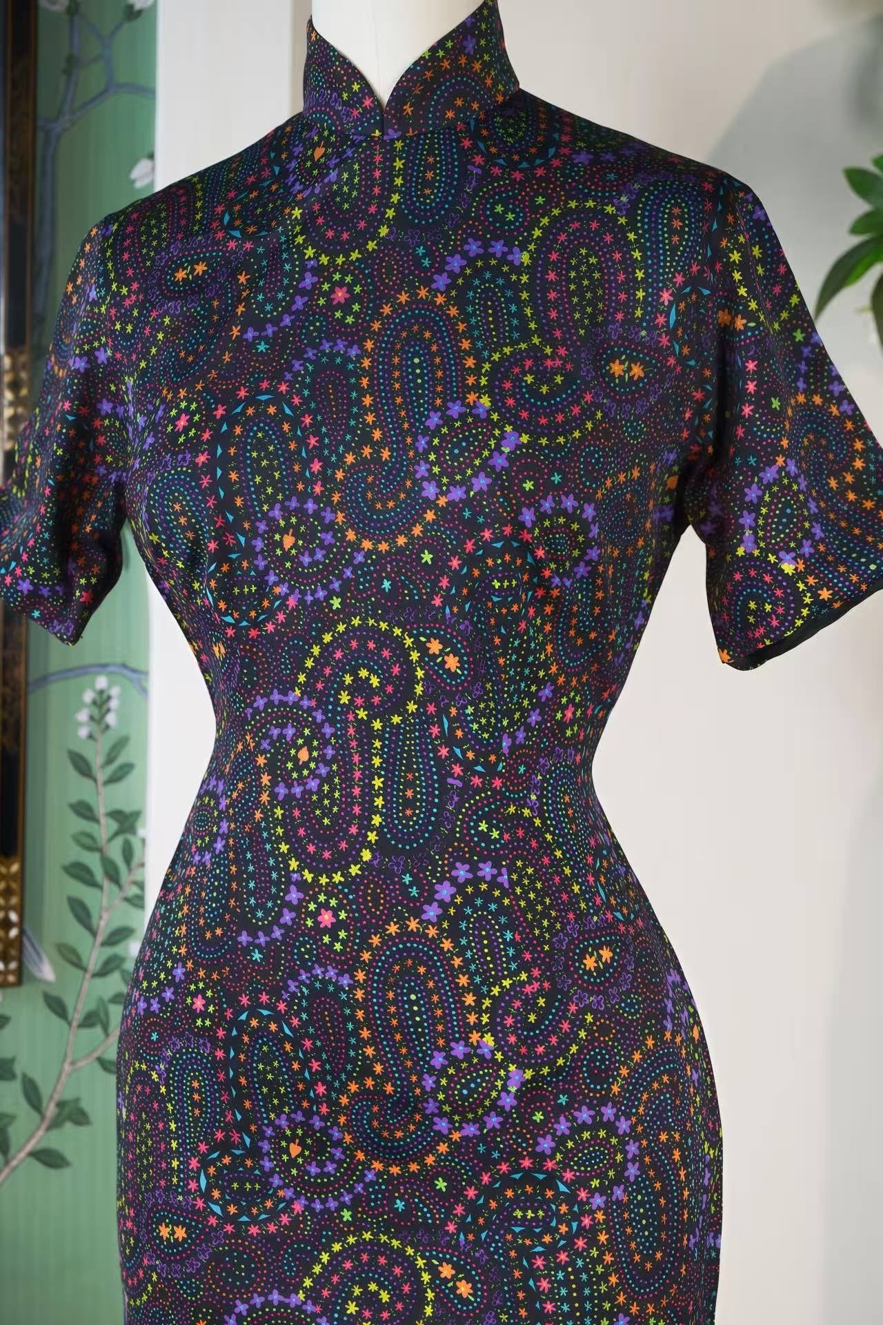 50年代 - 波普先声·1950年代深紫底高饱和撞色星纹佩斯利点彩印花古董旗袍 | 1950s - Pop Prelude: A 1950s Vintage Deep Purple Paisley Cheongsam with Star Motifs and High-Saturation Pointillist Print