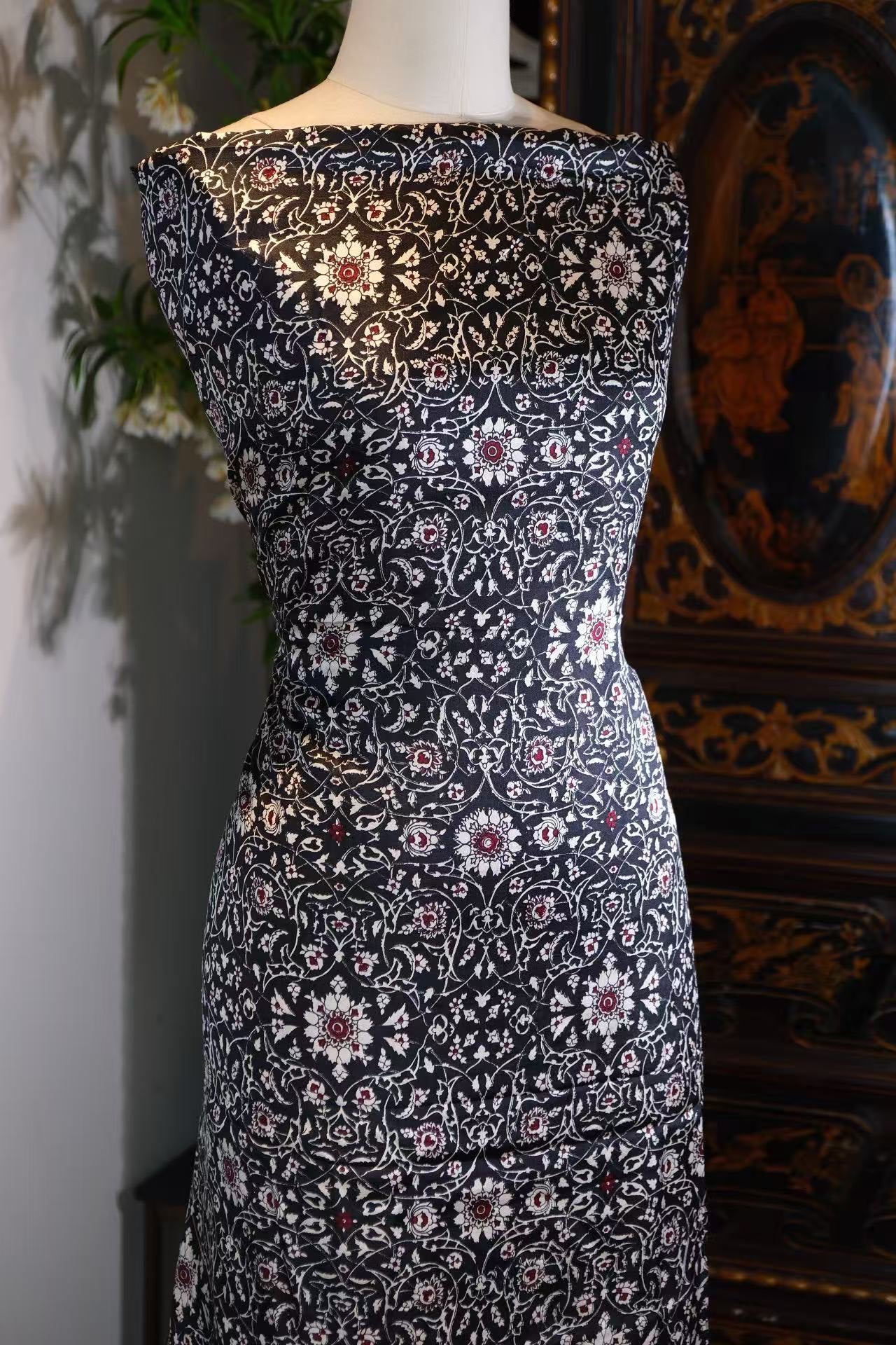 布料名 -《暗夜微光：从繁花古堡到青苔密林的真丝奇遇》| Fabric Name - Night Glimmer: A Silk Odyssey from Blossom Castles to Mossy Forest Depths