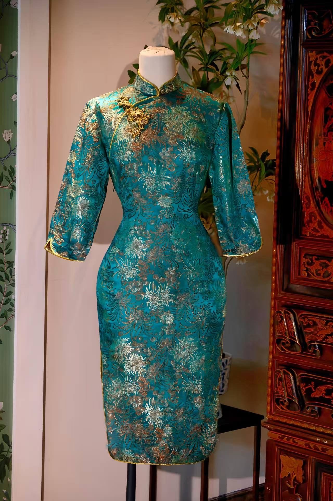60年代 - 香港提花织锦缎嵌丝硬花扣古董旗袍 | 1960s - A Vintage 1960s Hong Kong Cheongsam in Brocade Jacquard with Fitted Hard Buttons