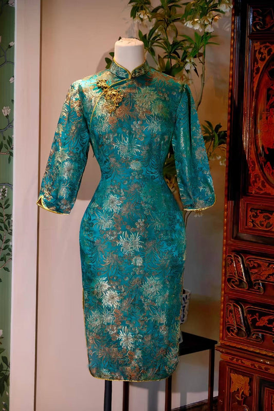 60年代 - 香港提花织锦缎嵌丝硬花扣古董旗袍 | 1960s - A Vintage 1960s Hong Kong Cheongsam in Brocade Jacquard with Fitted Hard Buttons