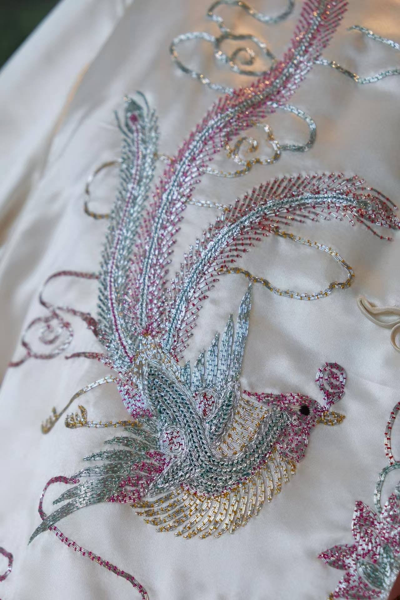 50年代 - 五十年代梅花牌龙凤呈祥旗袍短褂套装：粤绣盘金绣技艺与东方美学的古董遗珍 | 1950s - 1950s "Plum Blossom" Brand Dragon &amp; Phoenix Suit: An Archival Treasure of Yue Embroidery and Oriental Aesthetics