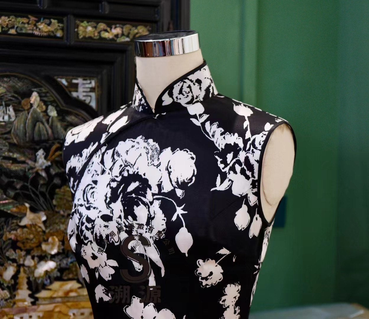 客定结缘 -【致敬花样年华·黑白映画】纯粹反差花卉定制旗袍 | Customized Design - 【Homage to In the Mood for Love · Black and White Canvas】Pure Contrast Floral Custom Qipao