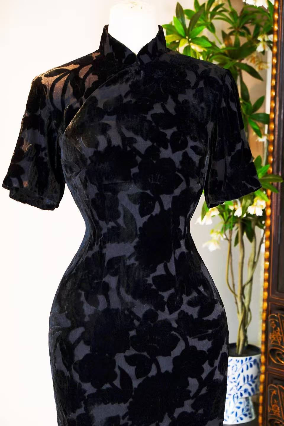 50年代 - 黑丝绒上的牡丹辞章·五十年代台湾烧花丝绒浮雕古董旗袍 | 1950s - Peony Ode on Black Velvet: 1950s Taiwan Devoré Velvet Relief Sculpture Vintage Cheongsam