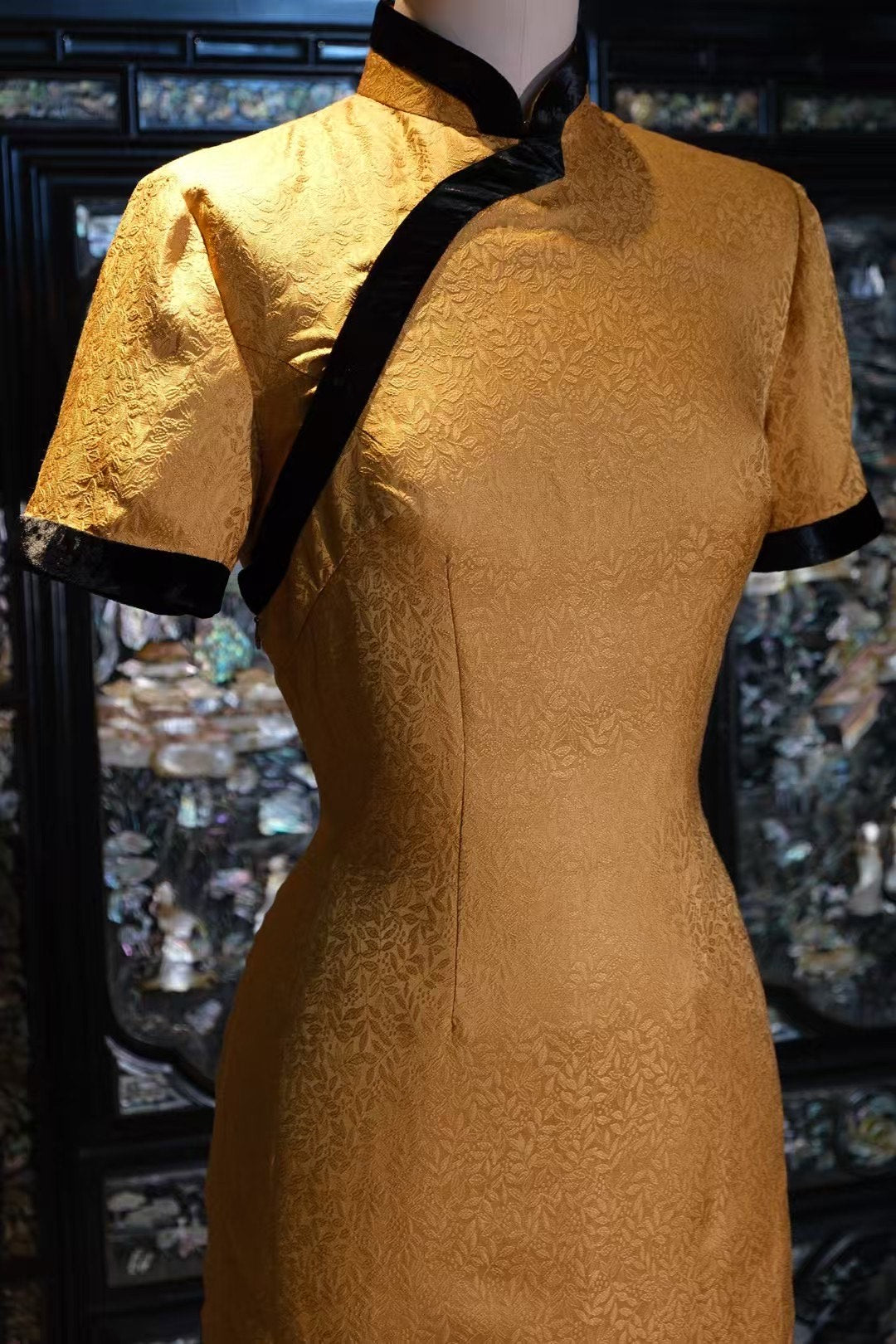 客订结缘 - 摩登复古：经典焦糖金色花卉提花短袖旗袍，配黑色丝绒滚边 | Customized Design - Modern Vintage Glamour: Classic Caramel Gold Floral Brocade Cheongsam with Black Velvet Trims