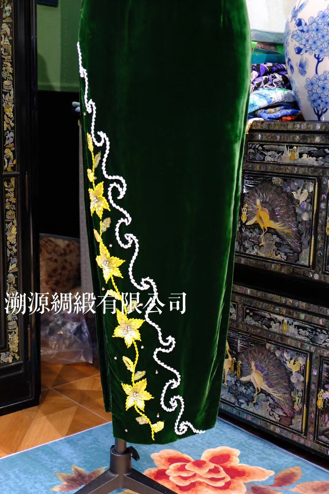 70年代 - 墨绿天鹅绒高领手工钉珠公主袖收腰长款古董旗袍：【旧日翡翠】| 1970s - Dark Green Velvet High-Collar Hand-Beaded Princess-Sleeve Fitted Long Antique Qipao: "Old-Time Jade"