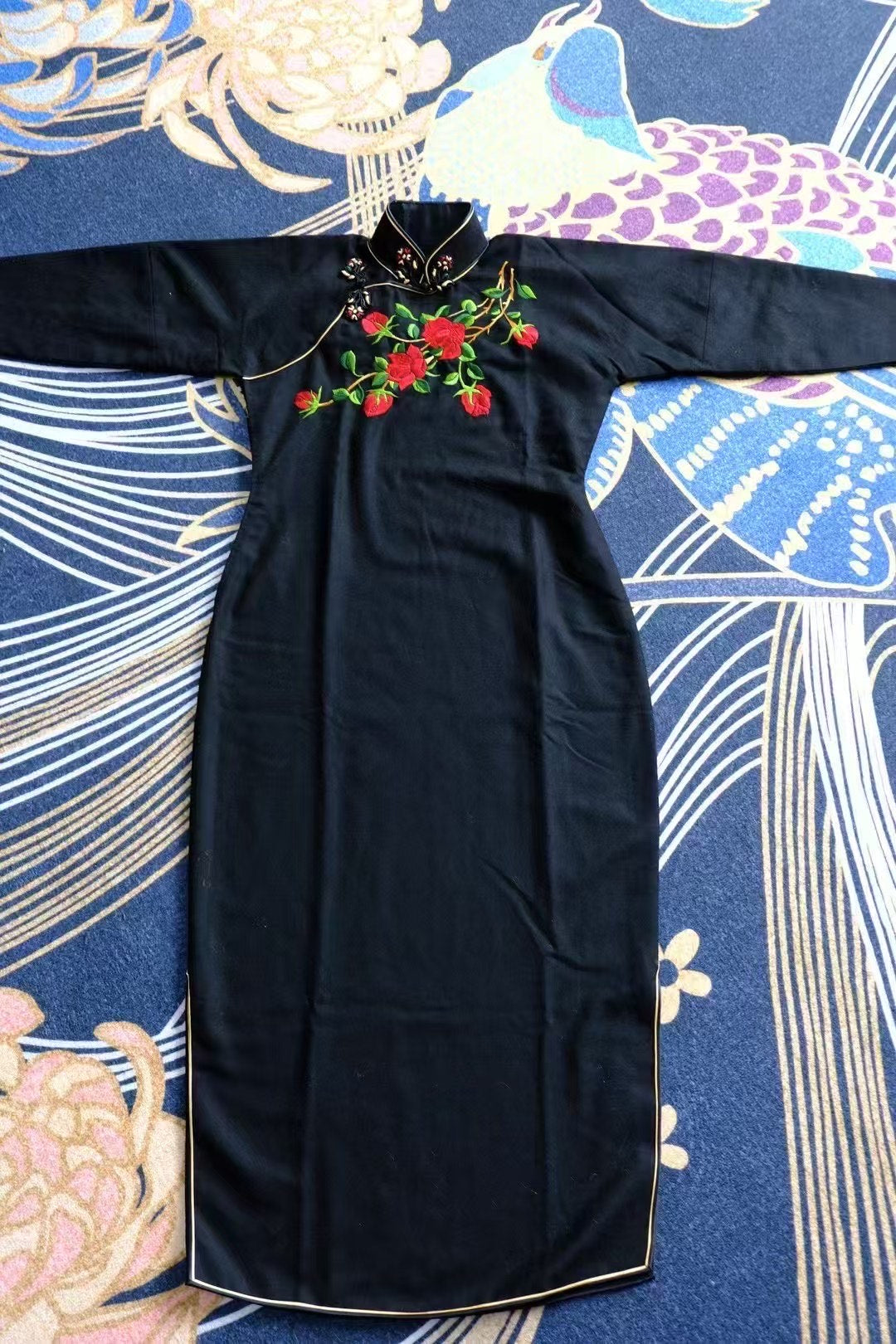 40年代 - ‘暗香浮动’·民国四十年代大陆羊绒/厚绒刺绣玫瑰硬花扣全品古董长袖旗袍 / 1940s - ‘Subtle Fragrance’·1940s Republic-Era Mainland 'Cashmere'/Thick Velvet Rose Embroidery Hard Floral-Knot Full-Condition Antique Long-Sleeve Qipao