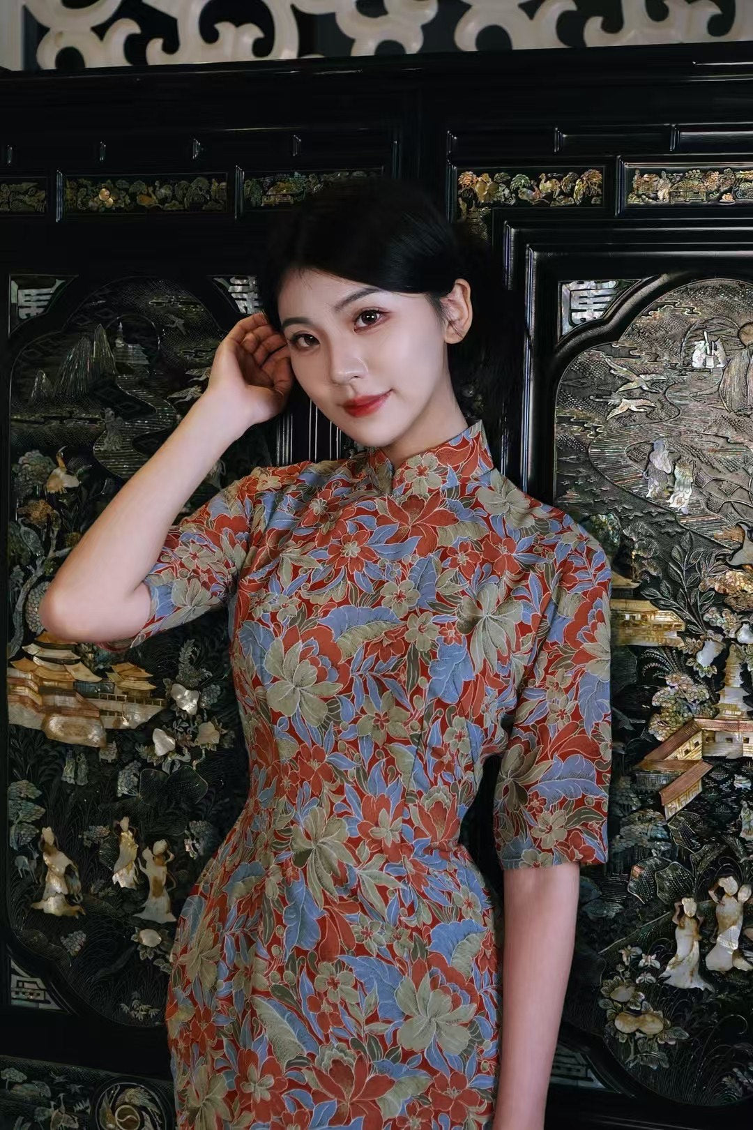 60年代 - 「绯红窃蓝」上世纪六十年代香港制薄纱真丝印花五分袖修身日常旗袍：复古油画风配色 /Customized Design - The "Scarlet and Cobalt" Collection: 1960s Hong Kong-Made Vintage Sheer Silk/Crêpe de Chine Qipao with Five-Point Sleeve and Vivid Retro Floral Print.
