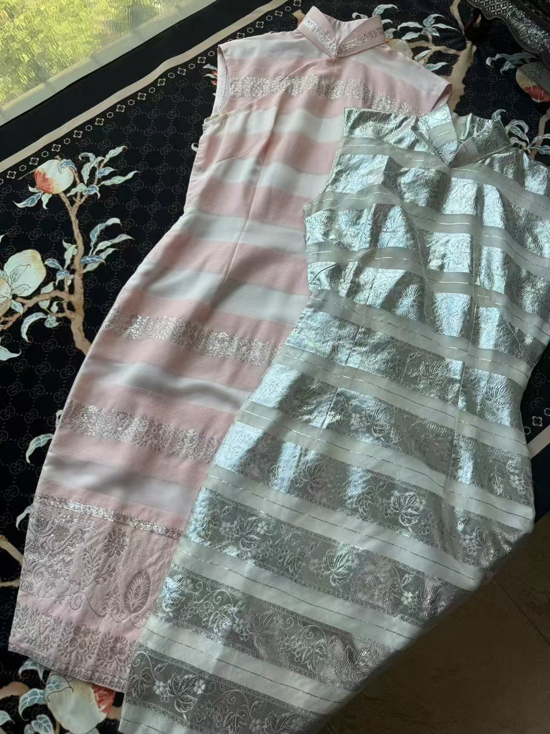 60年代 - 两件邵氏女星 范丽同款的绝美馆藏级姐妹古董袍 / 1960s - Two Exquisite, Museum-Grade Sister Vintage Qipaos in the Style Worn by Shaw Brothers Actress Fan Li.