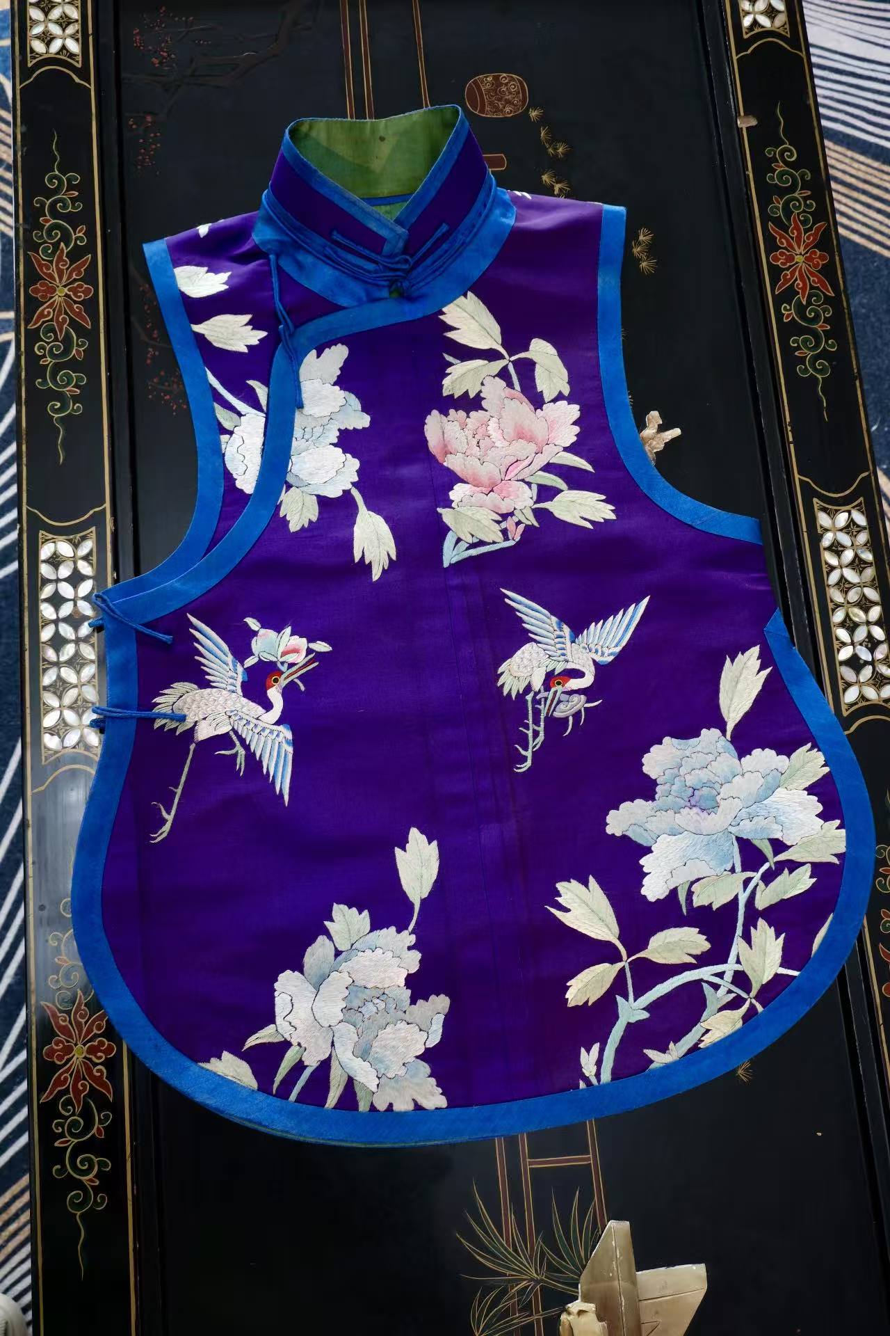 晚清时期 - 晚清刺绣仙鹤牡丹纹马甲：一种古典美学的延续 | Late Qing Dynasty - Elegance of the Late Qing: An Embroidered Vest with Crane and Peony Motifs