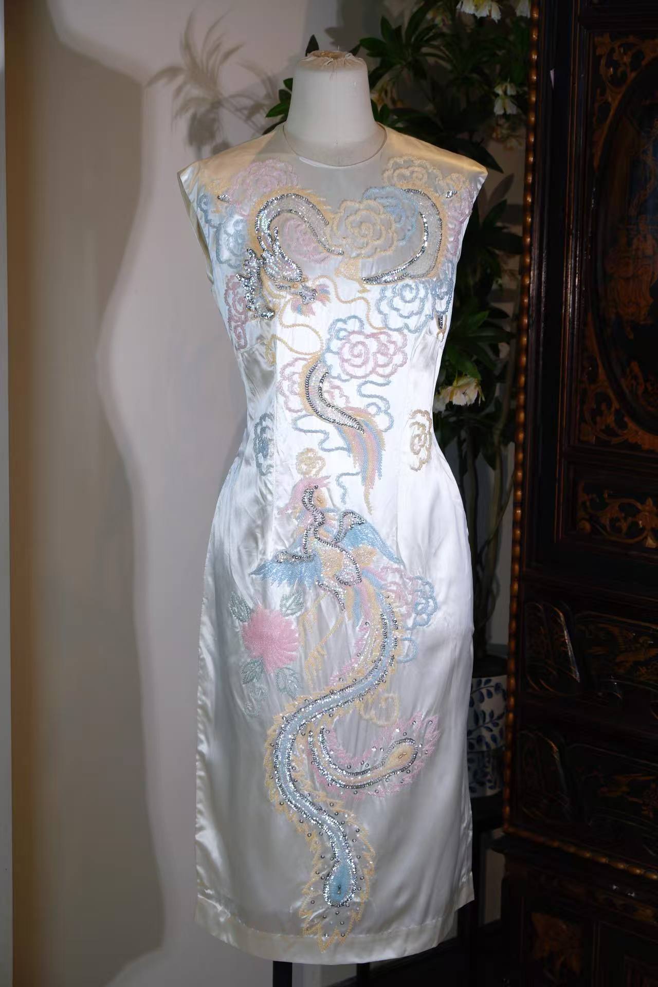 Vintage 钉珠礼服 - 六十年代香港祥云龙凤潮绣钉珠无袖礼服裙 | Vintage Beaded Dress - Auspicious Clouds, Dragon, and Phoenix: A 1960s Hong Kong Beaded "Chao" Embroidery Gown