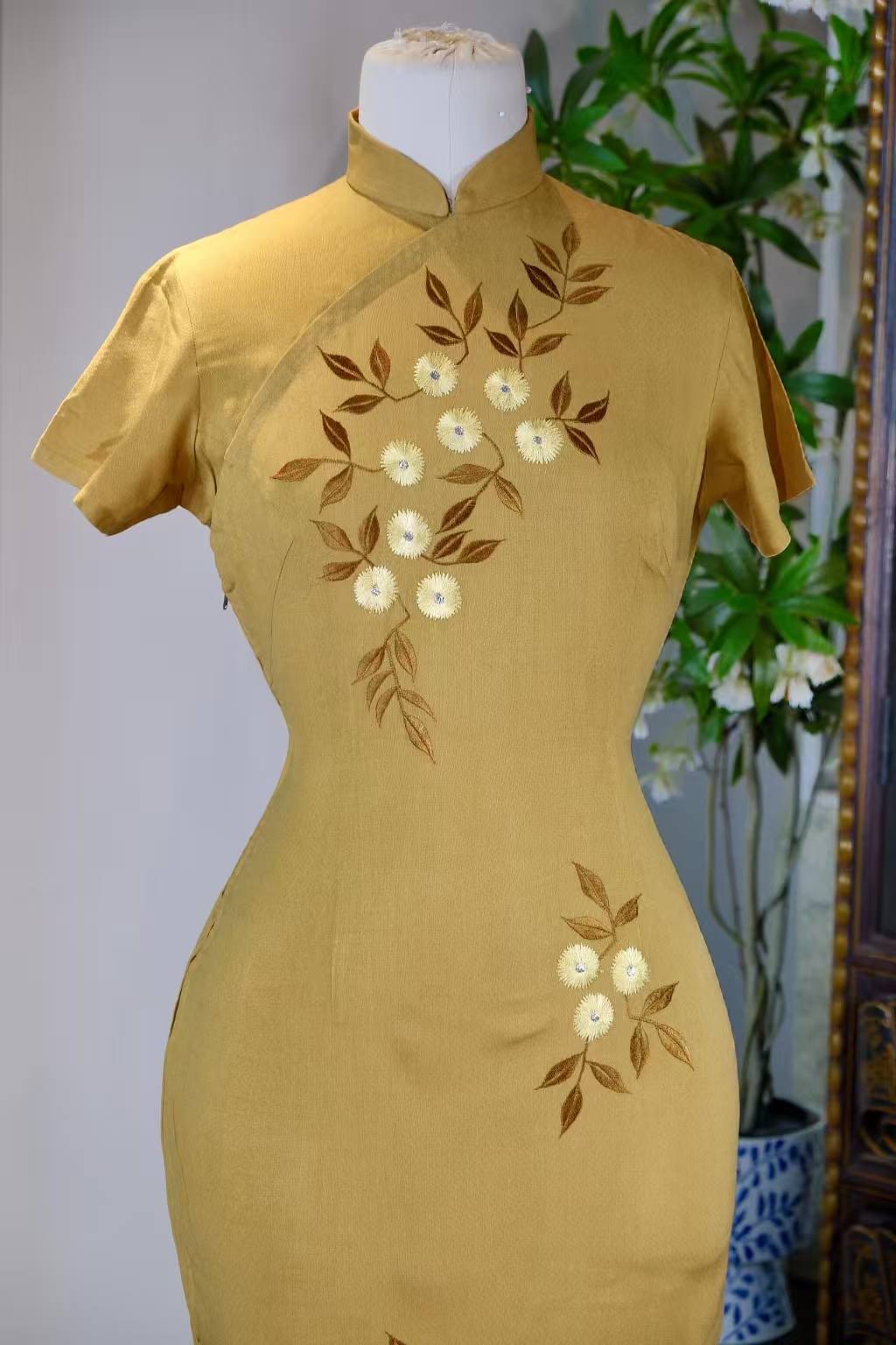 50年代 - 五十年代台湾制月黄刺绣旗袍：针线间的风雅颂 | 1950s - 1950s Taiwanese Embroidered Citrine Qipao: An Ode to Elegance in Every Stitch