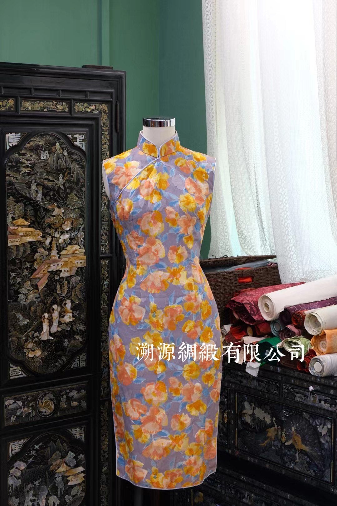 60年代 - 清丽淡紫花团无袖修身旗袍 |  1960s - Elegant Pale Lavender Floral Sleeveless Slim-Fit Qipao