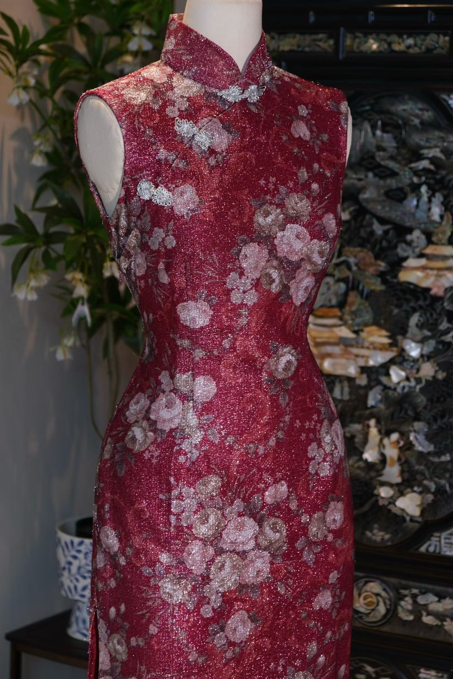 60年代 - 「绯红星河」：六十年代织银繁花无袖古董旗袍（V&A博物馆同款）/ 1960s -  "Crimson Stardust": A 1960s Vintage Hong Kong Sleeveless Qipao with Lurex-Woven Blooms (V&A Museum Style)