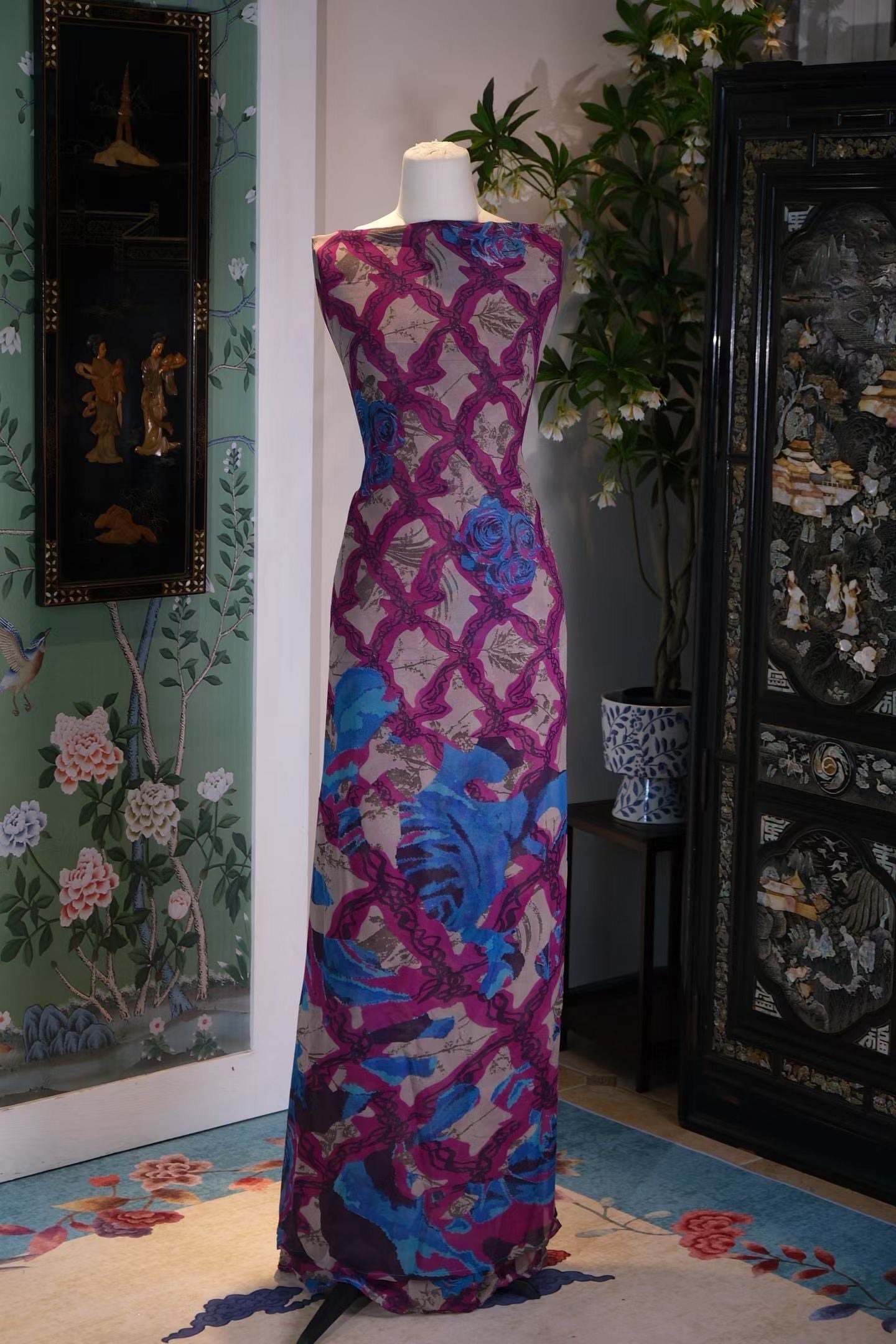 布料名 -【午后花园】品红藤蔓交织宝蓝玫瑰印花古董真丝面料 | Fabric Name - Afternoon Garden】Fuchsia Vine Trellis & Royal Blue Rose Print Antique Silk Fabric