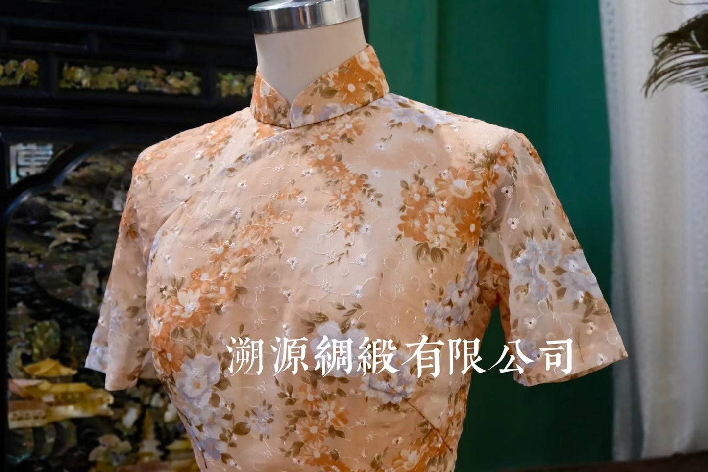 50年代 - 蜜桃橘刺绣薄纱短袖旗袍：浮花疏影 | 1950s - Peach Orange Embroidered Sheer Short-Sleeve Qipao: Floating Flowers