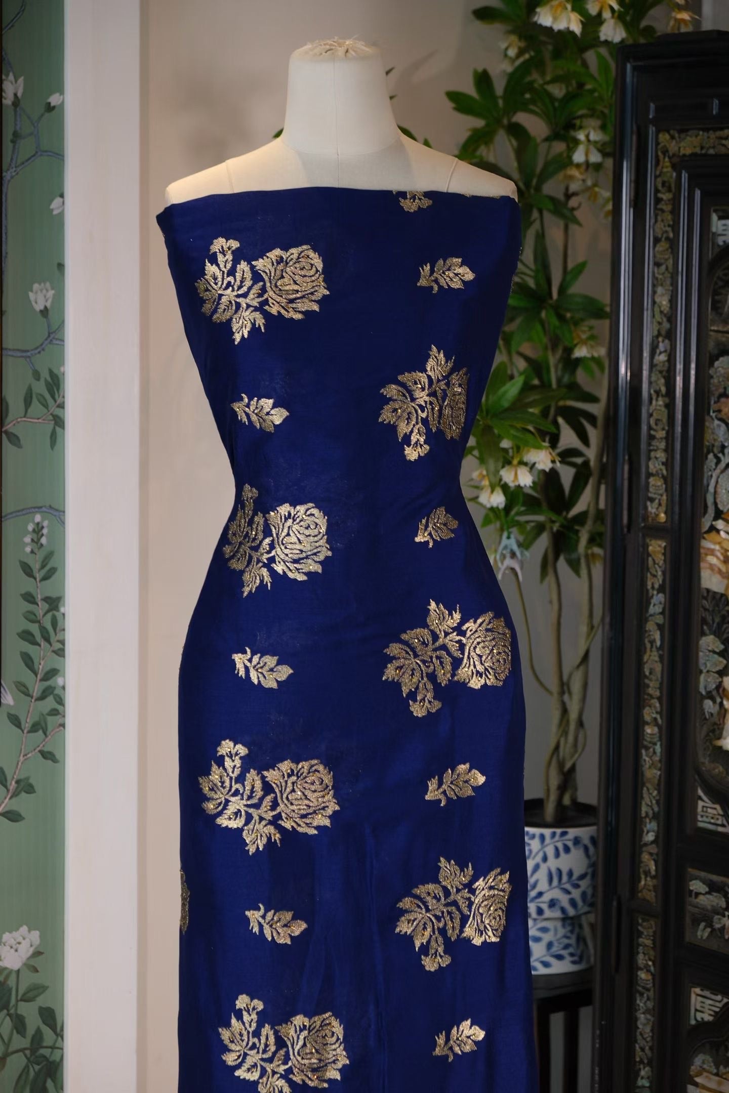 布料名 -【午夜星河】藏蓝底鎏金玫瑰提花 高定织锦 面料 | Fabric Name - 【Midnight Constellation】Royal Blue Silk Fabric with Gold Filigree Rose Jacquard