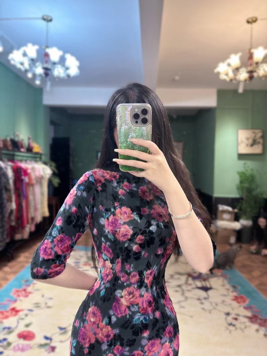 60年代 - 伯爵玫瑰的暗夜咏叹：Vintage 60s 烧花丝绒古董港袍 | 1960s - The Midnight Aria of Earl Roses: Vintage 60s Devoré Velvet Antique Qipao