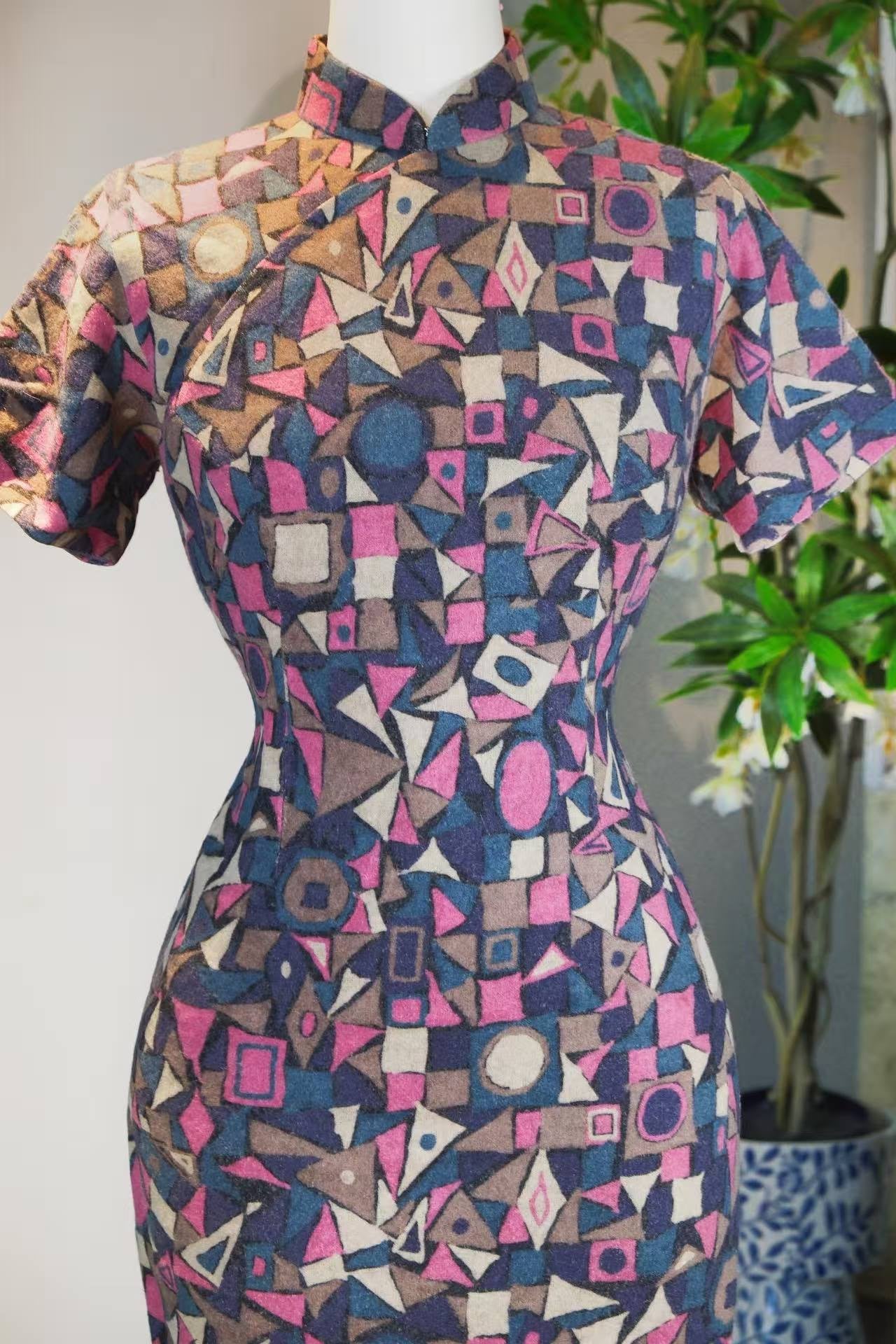 50年代 - 摩登星图·五十年代香港羊毛呢Art Deco几何印花古董旗袍 | 1950s - Modern Star Chart: A 1950s Hong Kong Vintage Cheongsam in Wool Flannel with Art Deco Geometric Print