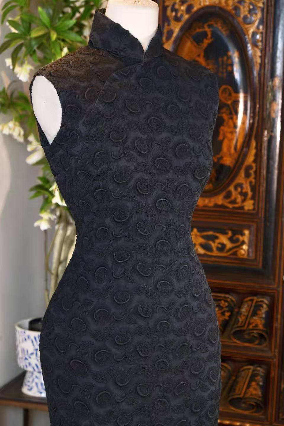 60年代 - 六十年代中期法国蕾丝香港名师剪裁古董旗袍 | 1960s - 1960s Mid-Century Antique Qipao: French Embroidered Lace with Hong Kong Bespoke Tailoring