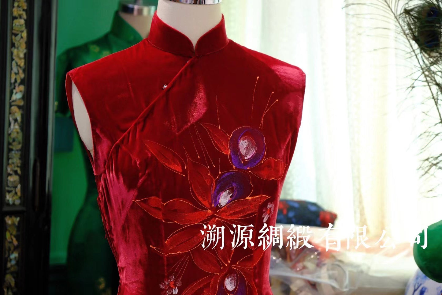 60年代 - 港式大红丝绒 手绘/烫印抽象花卉 无袖中长款 古董旗袍：【丝绒红颜】| 1960s- ong Kong Style Bright Red Velvet Hand-Painted/Printed Abstract Floral Sleeveless Mid-Length Antique Qipao: "Velvet Red Charm"