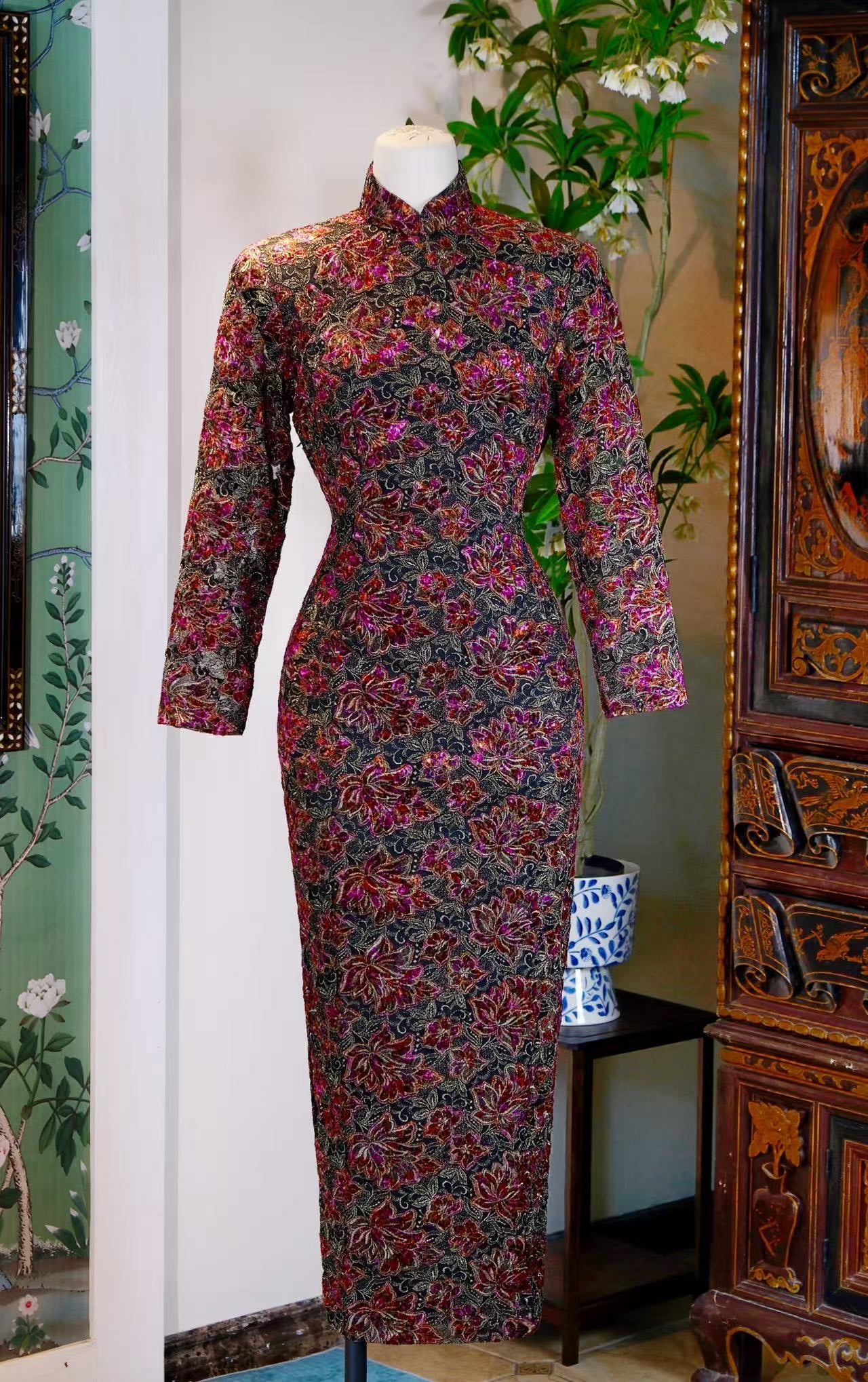 60年代 - 香港织金蕾丝烧花丝绒手绘古董旗袍 | 1960s - An Epic Vintage 1960s Hong Kong Cheongsam with Triple-Layered Craftsmanship (Gold Brocade Lace, Devoré Velvet, and Hand-Painting)