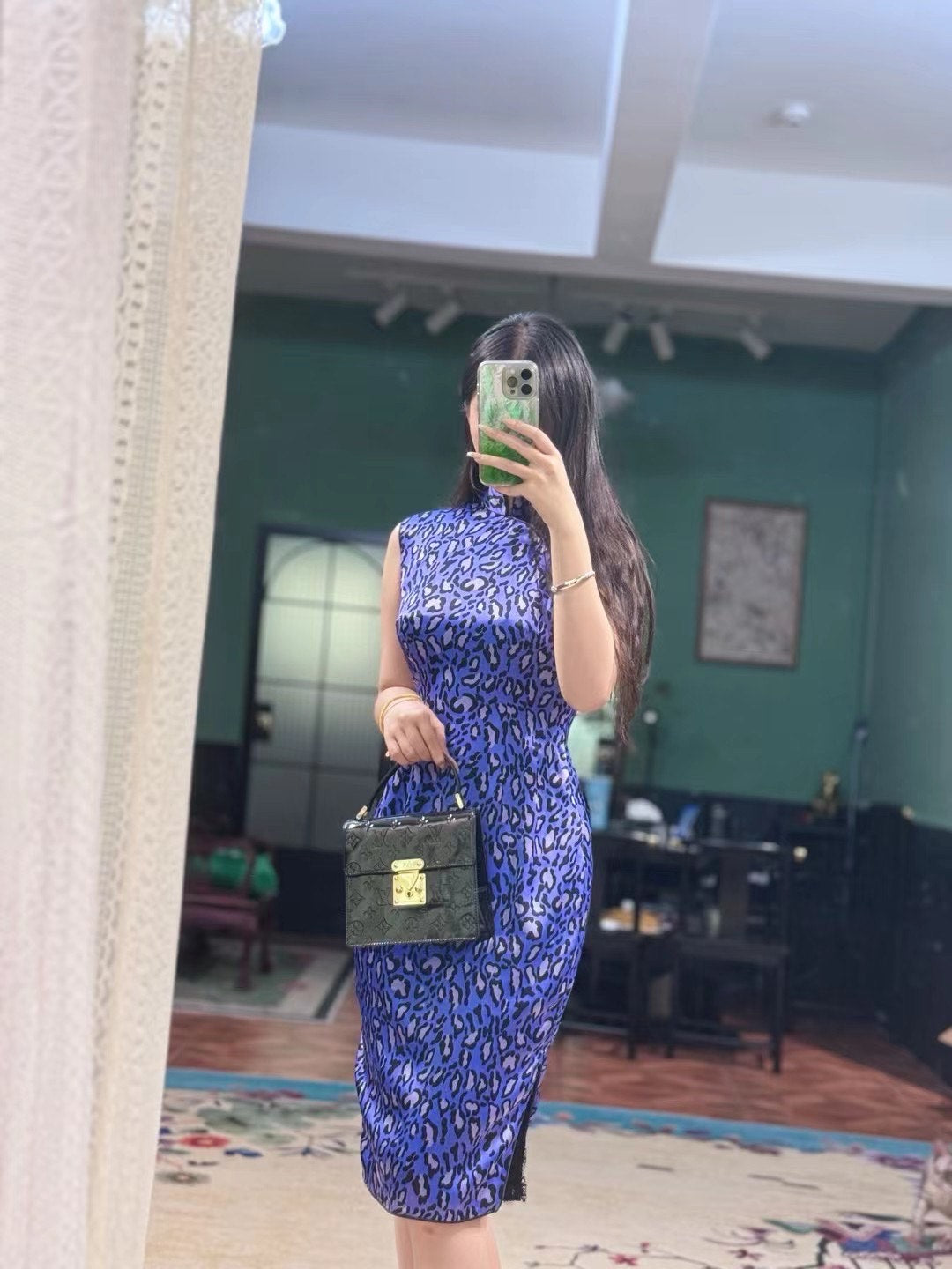 客定结缘 - 摩登魅影：紫罗兰豹纹修身旗袍 | Customized Design - Modern Allure: Violet Leopard Print Slim Qipao