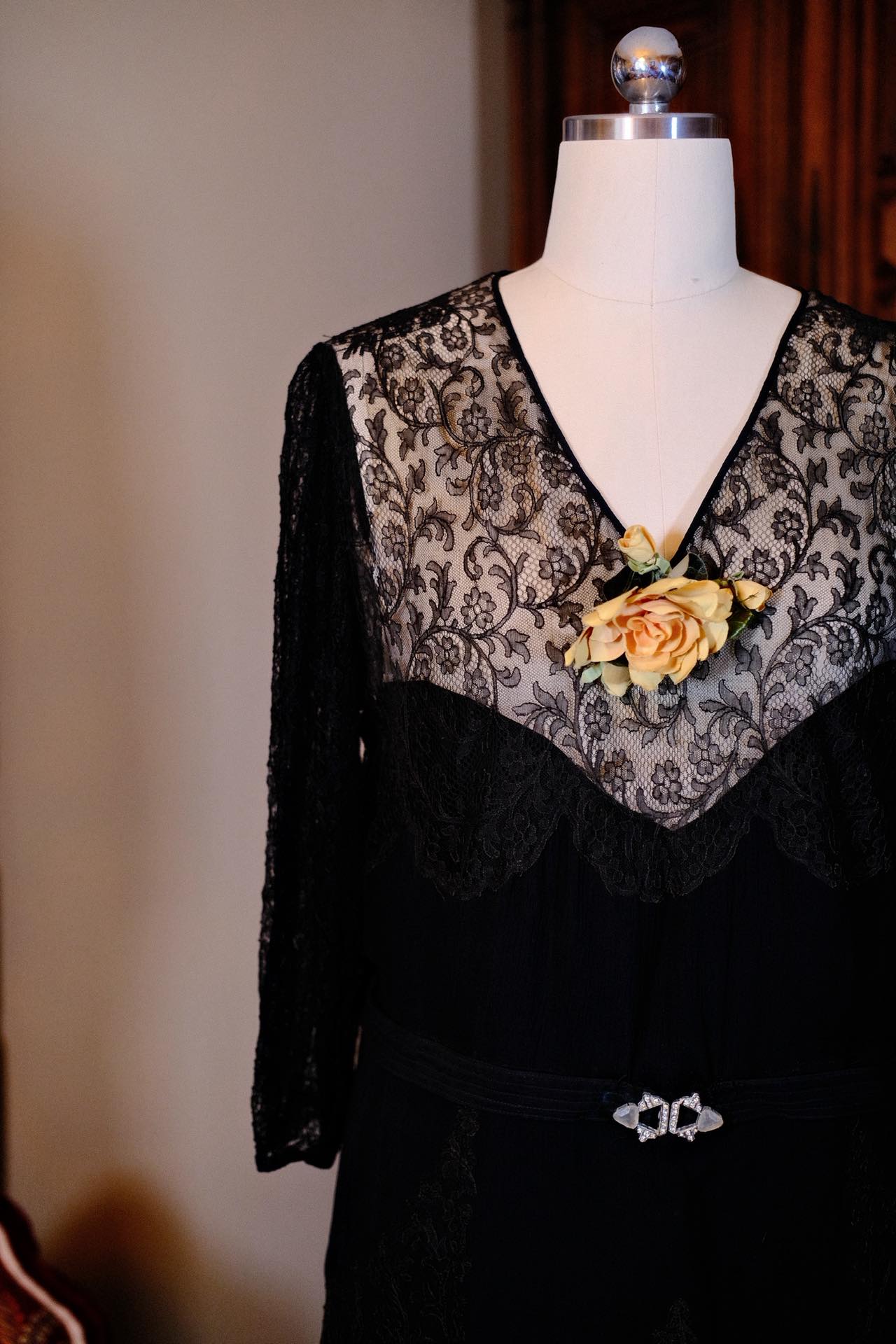 黑金夜曲：民国廿年真丝蕾丝Art Deco长裙与蔷薇私语_HY | Dark Gold Nocturne: A Republic of China Year 20 (1930s) Silk Lace Art Deco Long Dress and Whispering Roses_HY
