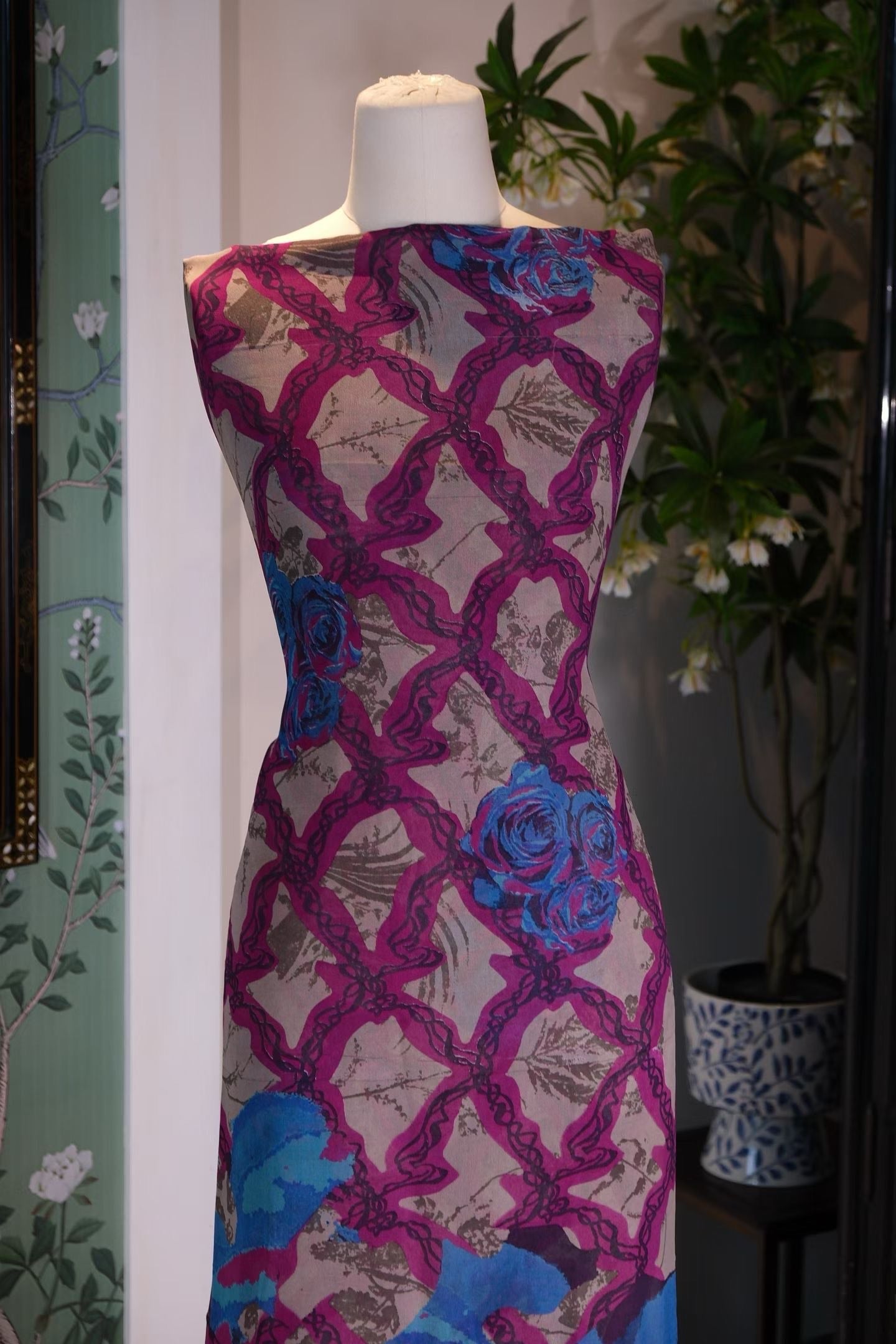 布料名 -【午后花园】品红藤蔓交织宝蓝玫瑰印花古董真丝面料 | Fabric Name - Afternoon Garden】Fuchsia Vine Trellis & Royal Blue Rose Print Antique Silk Fabric