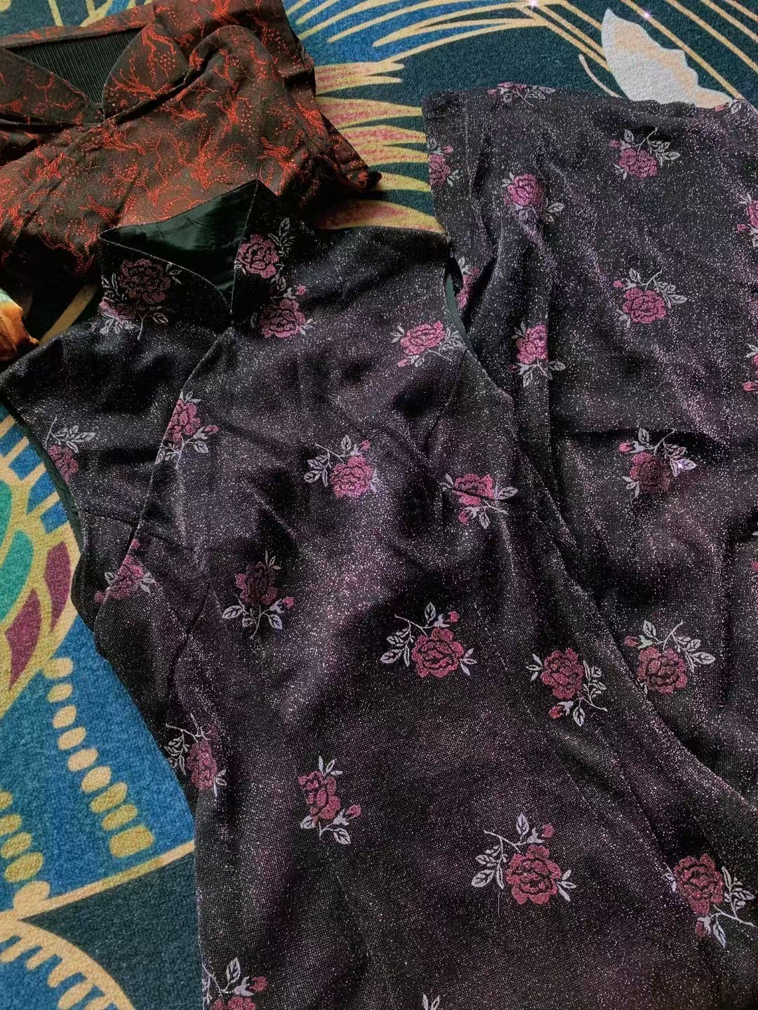 60 年代： “午夜玫瑰·闪耀迪斯科” 炫黑闪光底玫紫玫瑰印花无袖改良旗袍 | 1960s："Midnight Rose & Disco Sparkle" Black Shimmer Base Fuchsia Rose Printed Sleeveless Modern Cheongsam