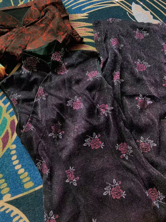 60 年代： “午夜玫瑰·闪耀迪斯科” 炫黑闪光底玫紫玫瑰印花无袖改良旗袍 | 1960s："Midnight Rose & Disco Sparkle" Black Shimmer Base Fuchsia Rose Printed Sleeveless Modern Cheongsam