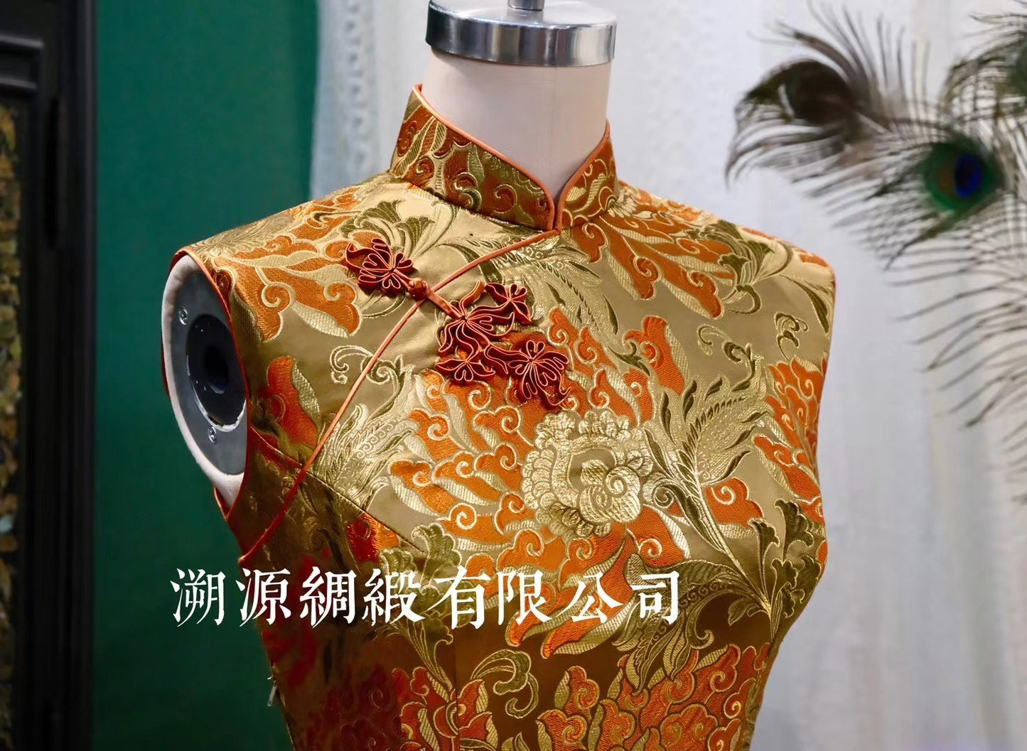 60年代 - 花都公司出品金橙色织锦花卉手工盘扣无袖古董旗袍 | 1960s - Golden-Orange Brocade Floral Sleeveless Antique Qipao by Huadu Co.