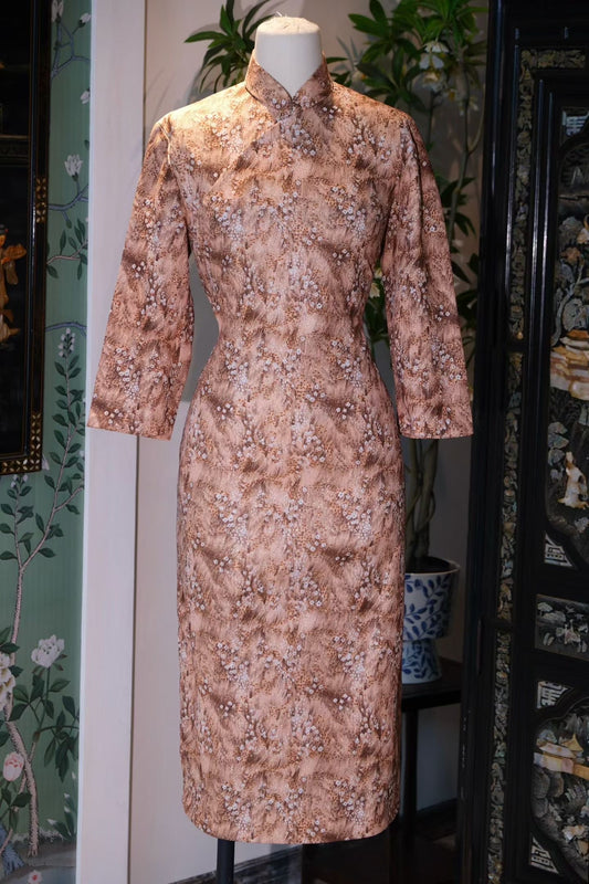 60年代 - 「光弧梨雪」：上世纪六十年代织银美拉德色抽象花卉古董港式旗袍 / 1960s - "Luminous Pear Blossom": A 1960s Vintage Hong Kong Qipao in Lurex-Woven Maillard-Tone Abstract Floral Print