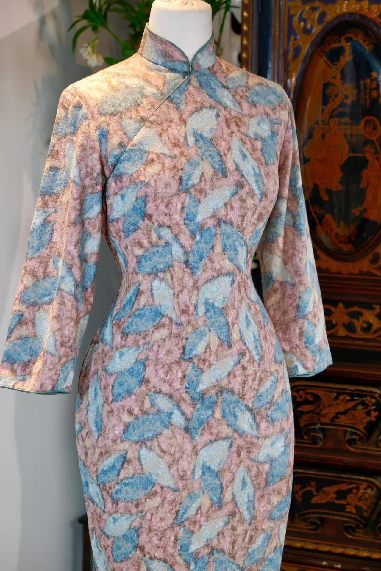 60年代 - 几何逸笔·六十年代香港精纺羊毛抽象叶片线香绲古董旗袍 | 1960s - Geometric Freehand: A 1960s Hong Kong Vintage Cheongsam in Fine Wool with Abstract Leaf Motif and Incense Stick Piping