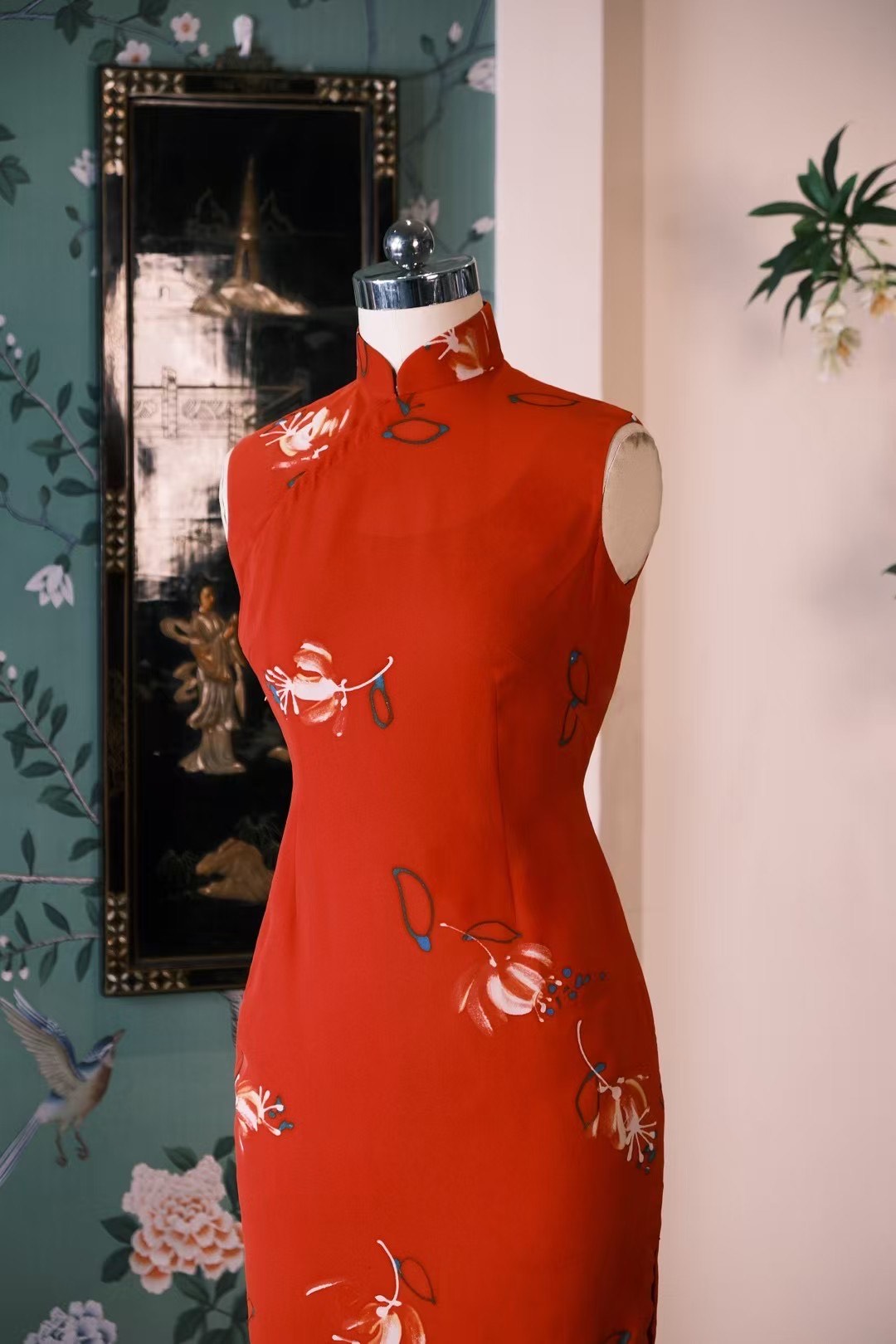 60年代 - 朱砂流光・水墨寫意：一襲熱烈而清雅的現代東方詩意 | 1960s - "Vermillion Luster・Ink Wash Abstract": Sleeveless Orange-Red Modern Minimalist Abstract Floral Qipao (Cheongsam)