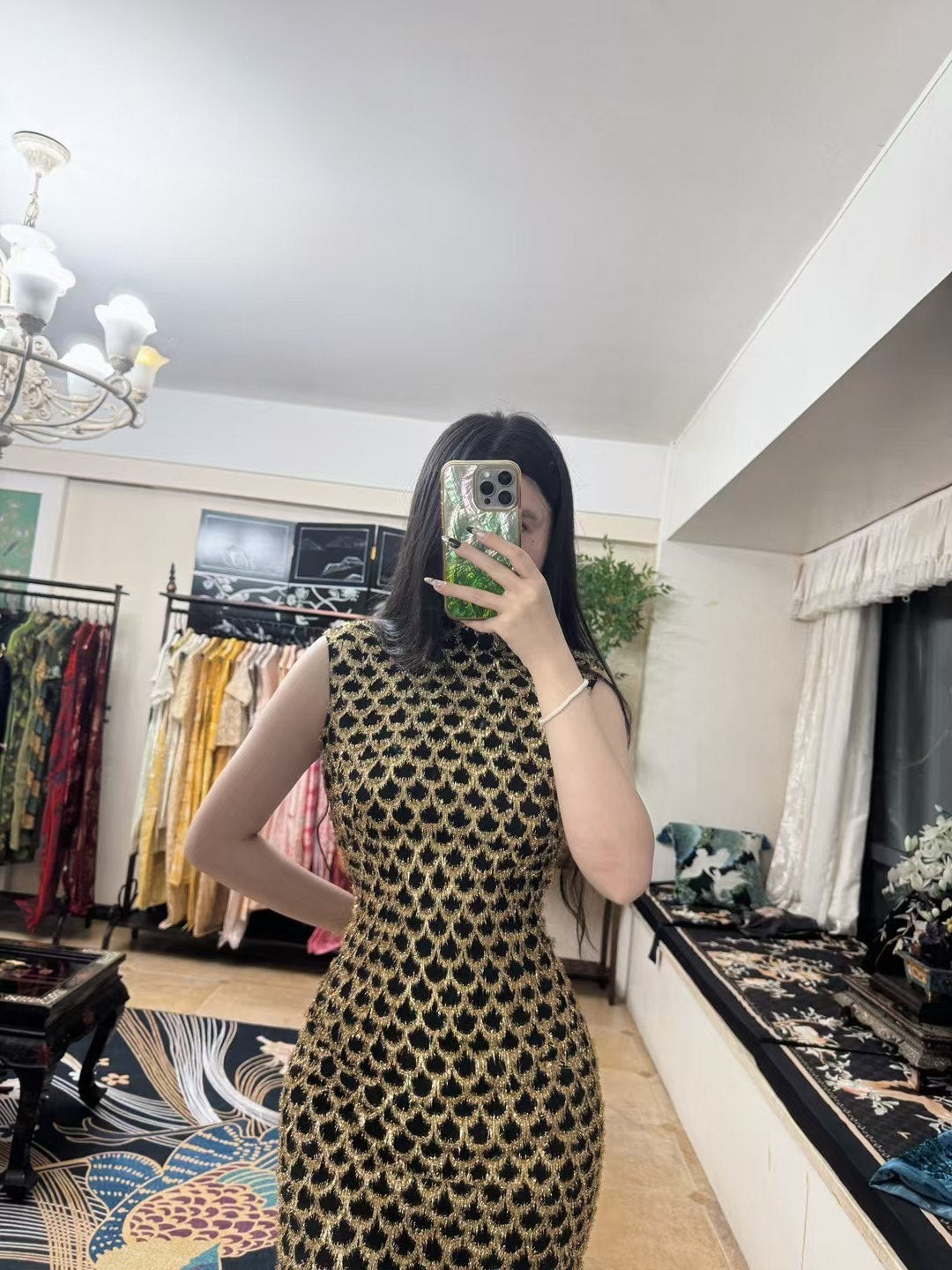 60年代 - 奢华鱼鳞纹：黑金流苏毛圈无袖旗袍 | 1960s - A Luxurious Black and Gold Tasselled/Looped Sequin-Scale Sleeveless Qipao/Cheongsam