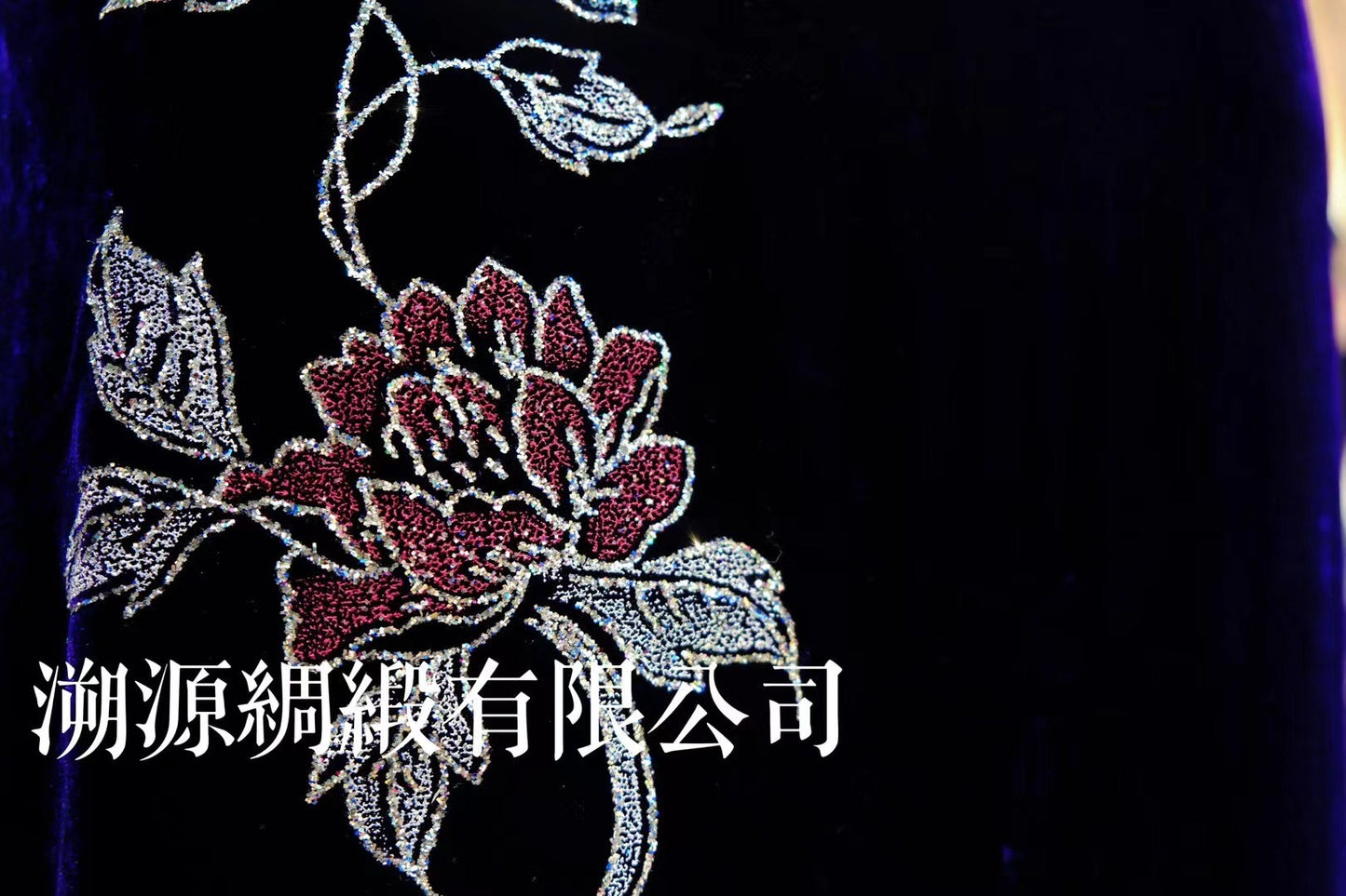 70年代 - 港风深紫色天鹅绒波浪琵琶襟手工盘扣烫金花卉古董旗袍：【紫夜幽兰】| 1970s - Hong Kong Style Dark Purple Velvet Wavy Pipa Placket Hand-Knot Button Gold-Foil Floral Antique Qipao: "Midnight Orchid"