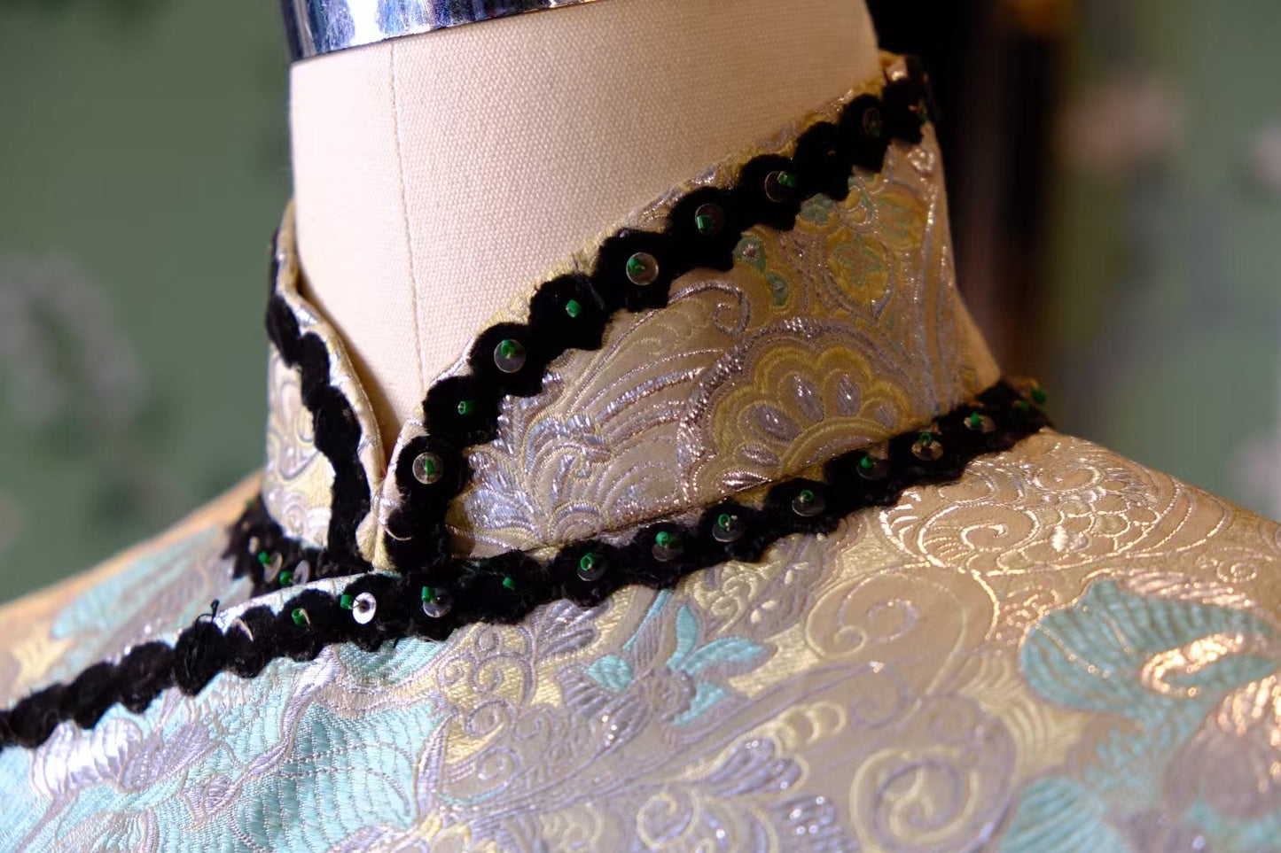 40年代末50年代初 - 民国摩登 · 织银撞色花卉长袖旗袍： 亮片丝绒绲边，光华溢彩 | 1940s -1950s- Republican Era Modernity · Woven-Silver Color-Block Floral Long-Sleeved Cheongsam: Sequined Velvet Trim, Glimmering Splendor