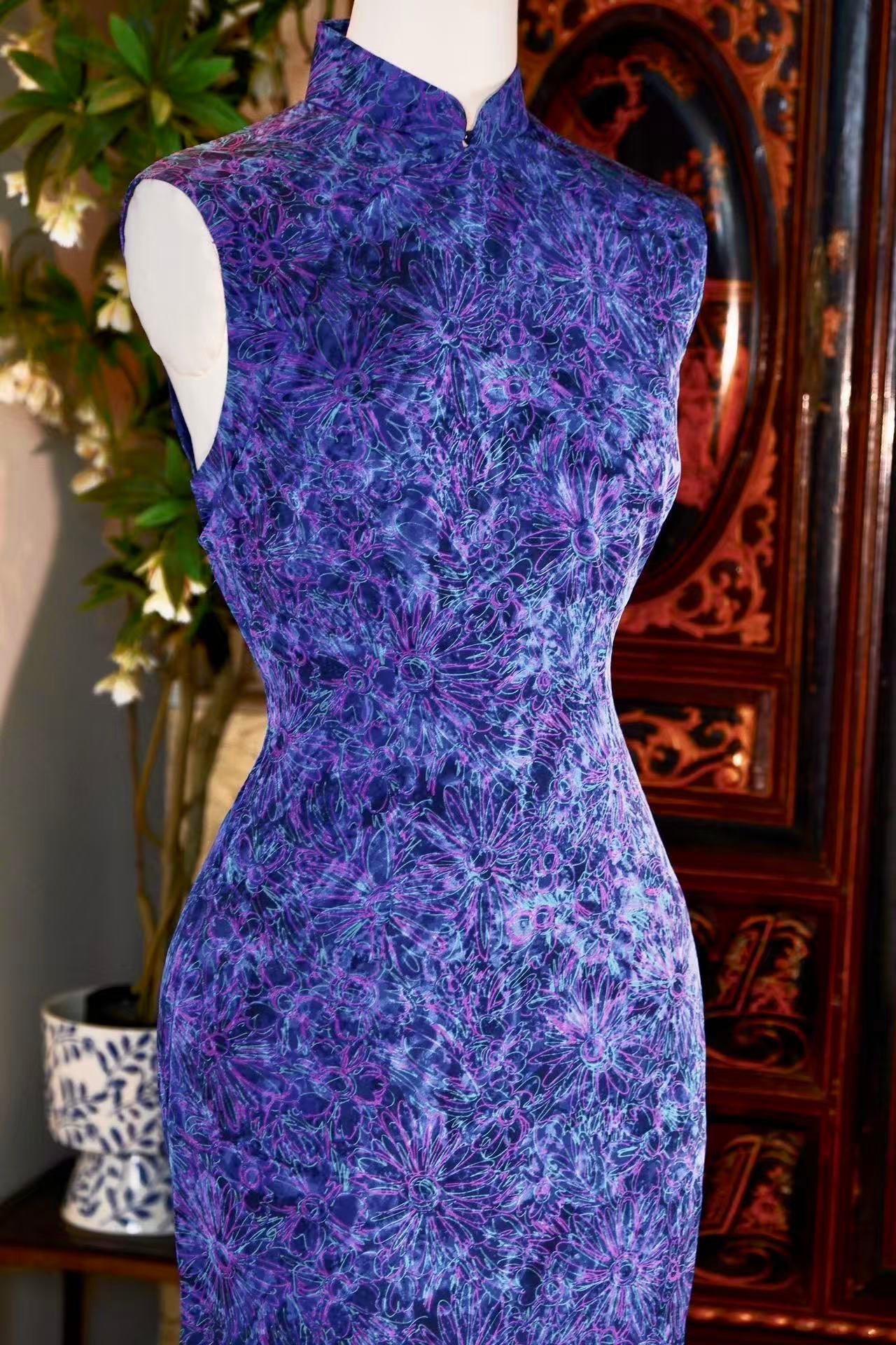 60年代 - 六十年代香港古董旗袍：丝绒上的抽象诗学与时代回响 | 1960s - Abstract Poetics and Echoes of an Era: A 1960s Hong Kong Antique Velvet Cheongsam