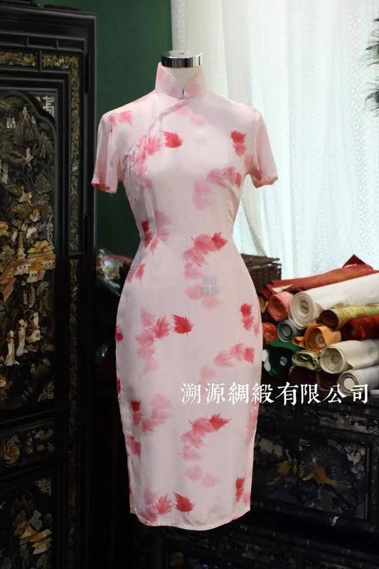 50年代 - 淡雅藕粉色渐变羽毛印花短袖立领旗袍 | 1950s - Elegant Pale Pink Gradient Feather Print Mandarin Collar Short-Sleeve Cheongsam