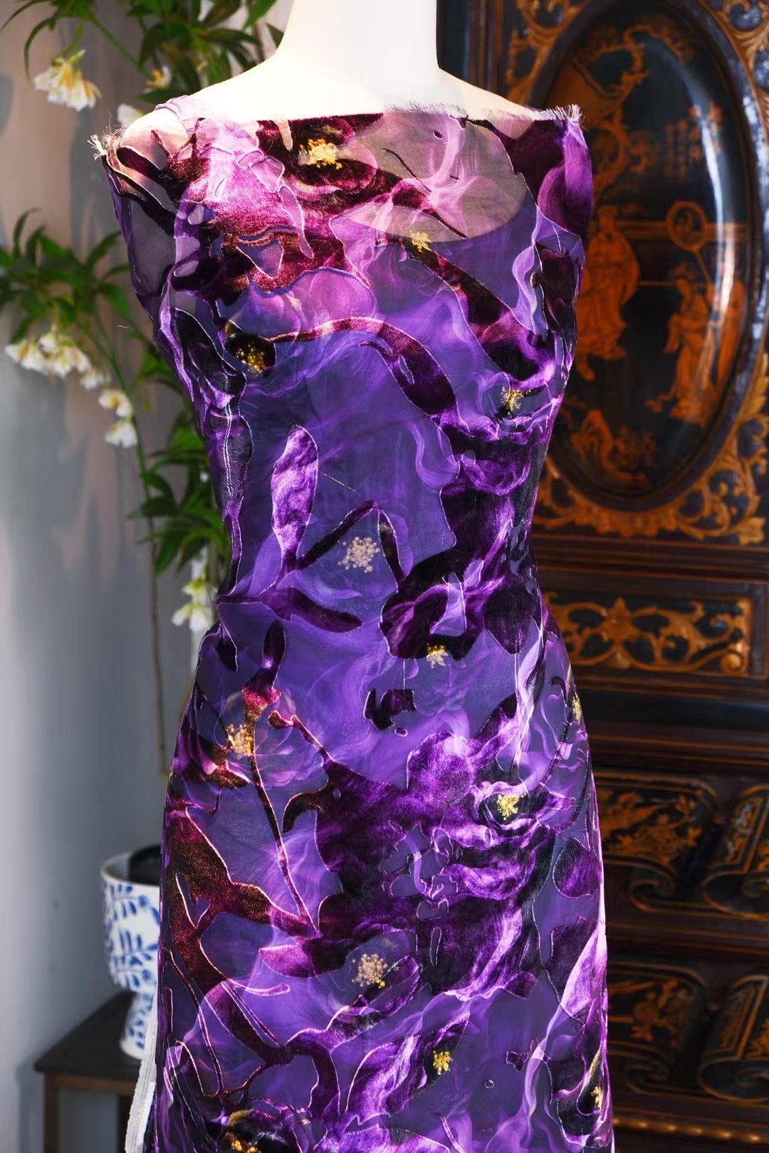 布料名 -《紫极烟岚·金屑浮光》—— 高级定制纯丝艺术面料 | Fabric Name - “Imperial Violet Mist: Floating Gold Dust” — Haute Couture Pure Silk Artistry Fabric.