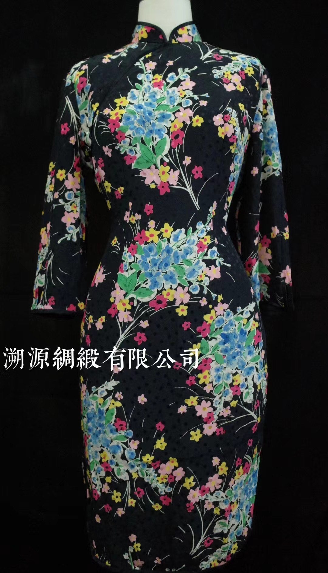 60年代 - 港式波点暗纹印花 雪纺纱多色花束 中长袖 中长款 古董旗袍：【摩登花语】| 1960s - Hong Kong Style Polka Dot Textured Print Chiffon Multi-Color Floral Bouquet Mid-Length Sleeve Antique Qipao: "Modern Bloom"