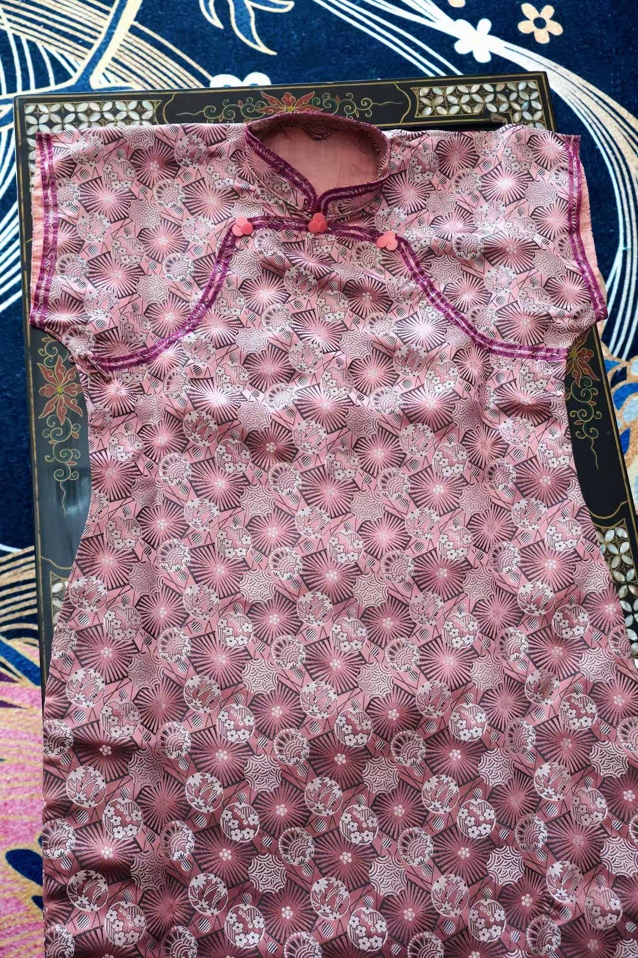 40年代 - 织锦缎双襟旗袍：一袭华彩中的东方织造史诗 | 1940s - Brocade Qipao with Double Bodice: An Epic of Oriental Weaving in Resplendent Silk